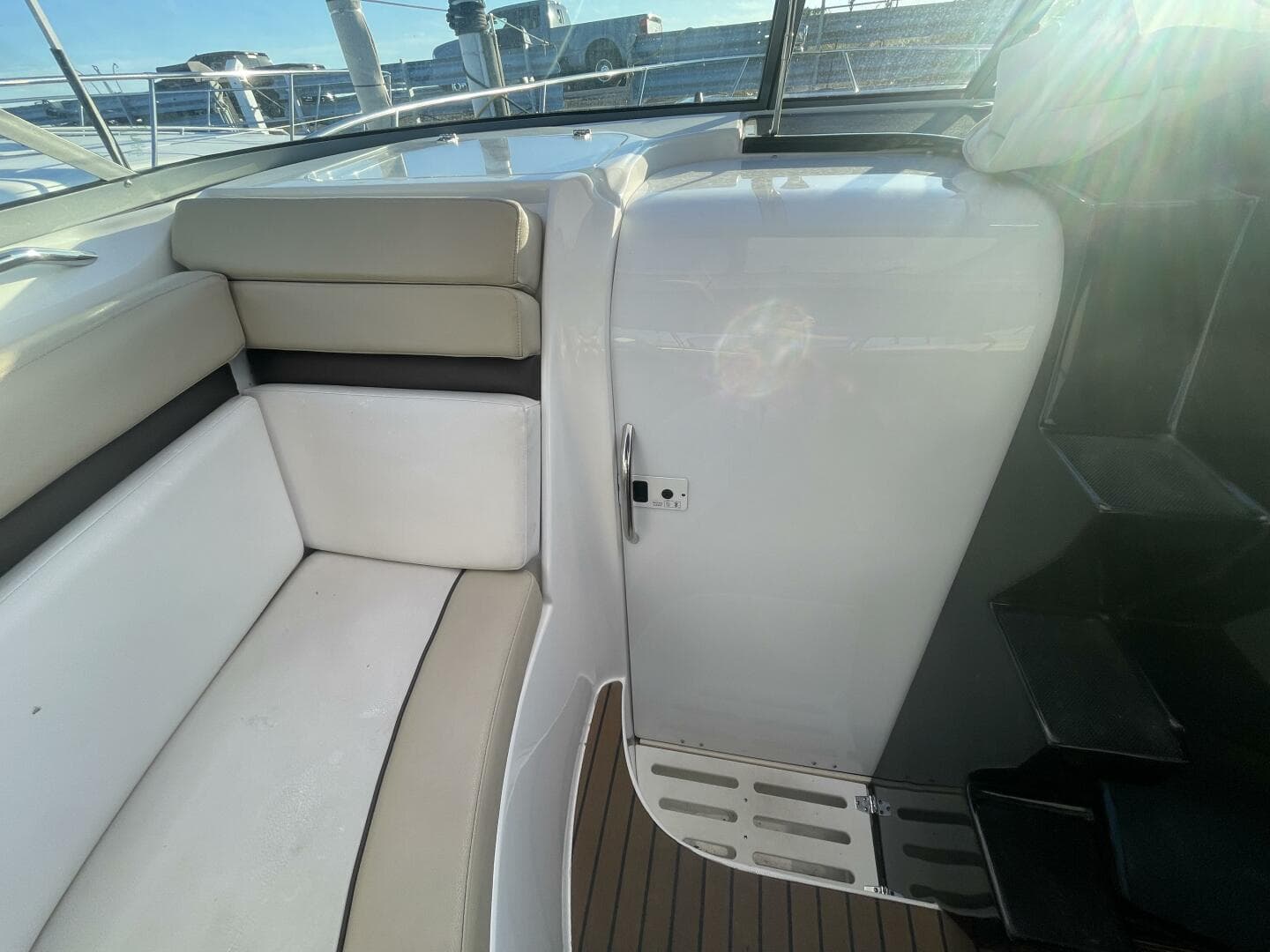 2016 Rinker 310 Express — photo 17
