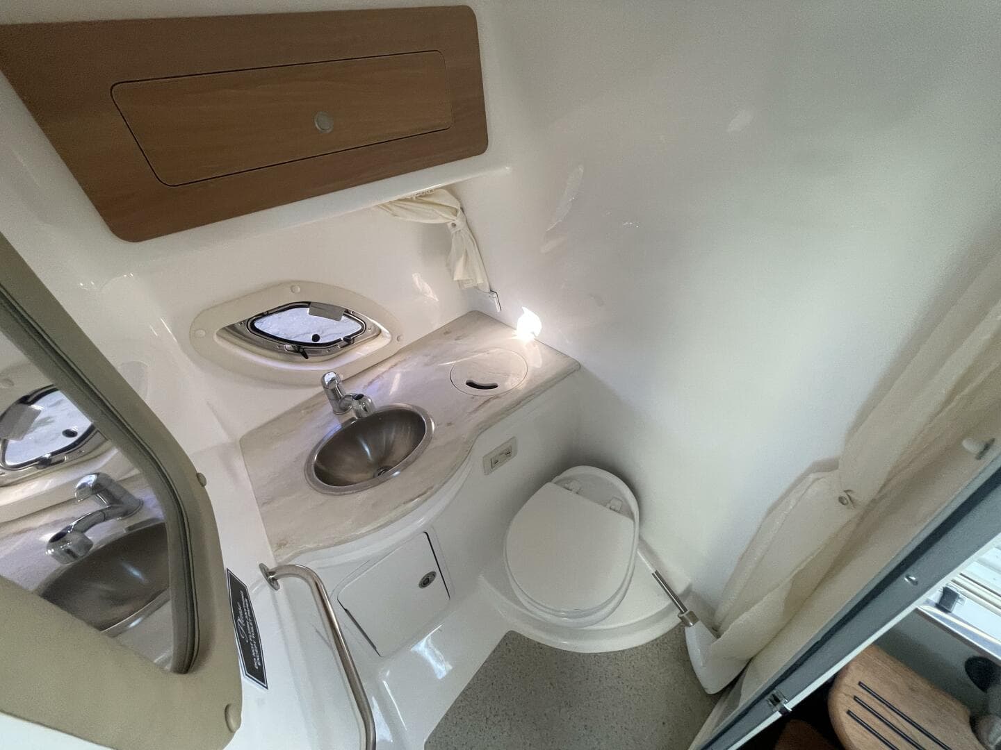 2016 Rinker 310 Express — photo 39