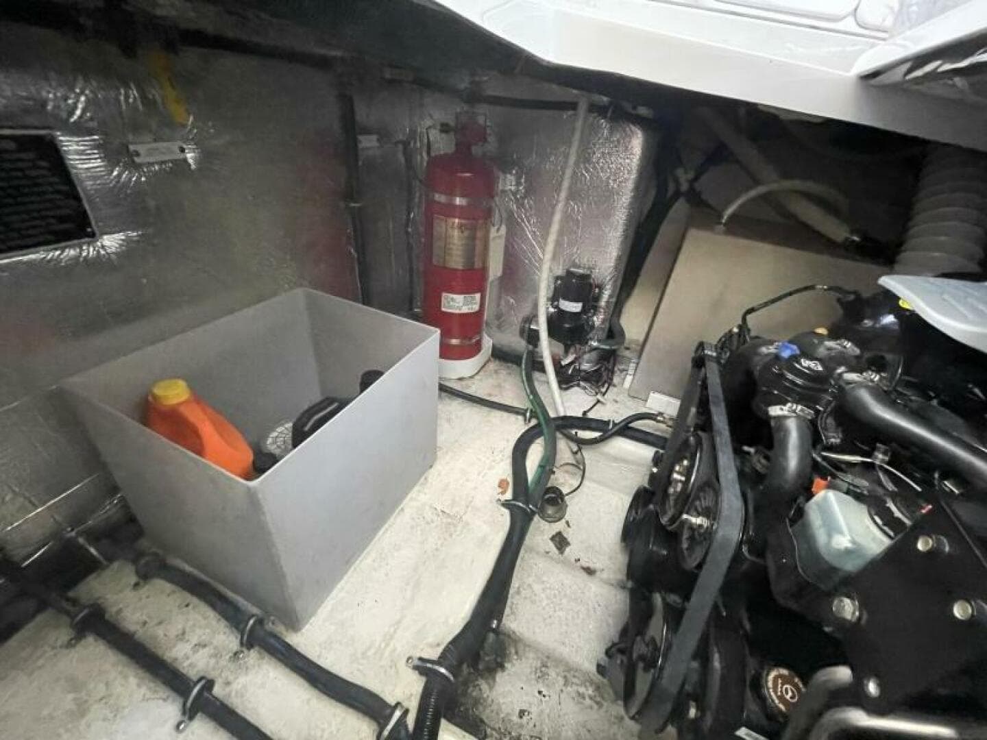 2016 Rinker 310 Express — photo 32