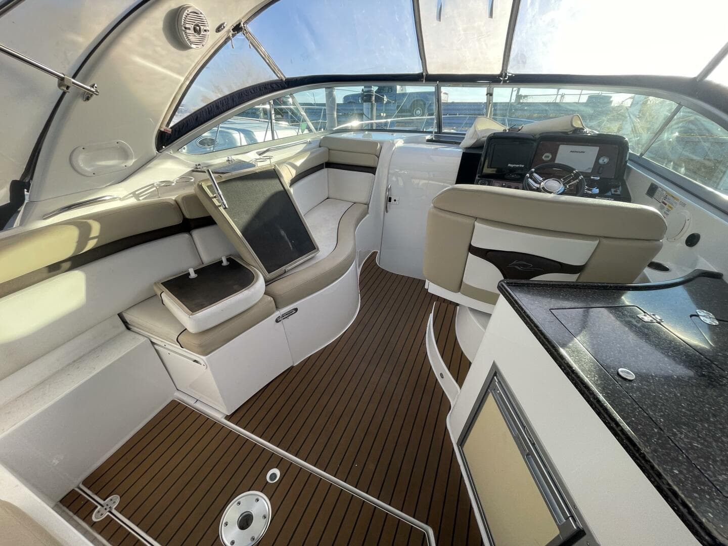 2016 Rinker 310 Express — photo 8