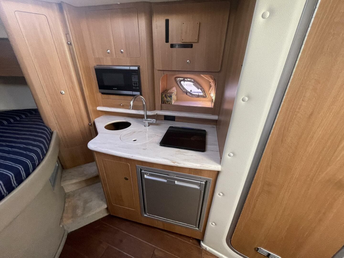 2016 Rinker 310 Express — photo 36