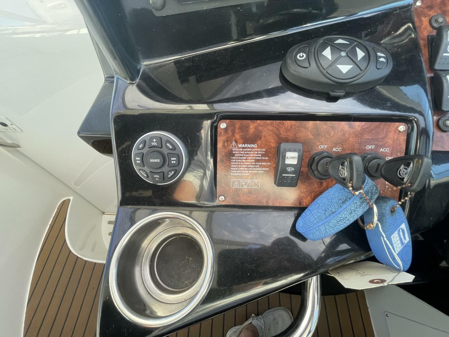 2016 Rinker 310 Express — photo 25