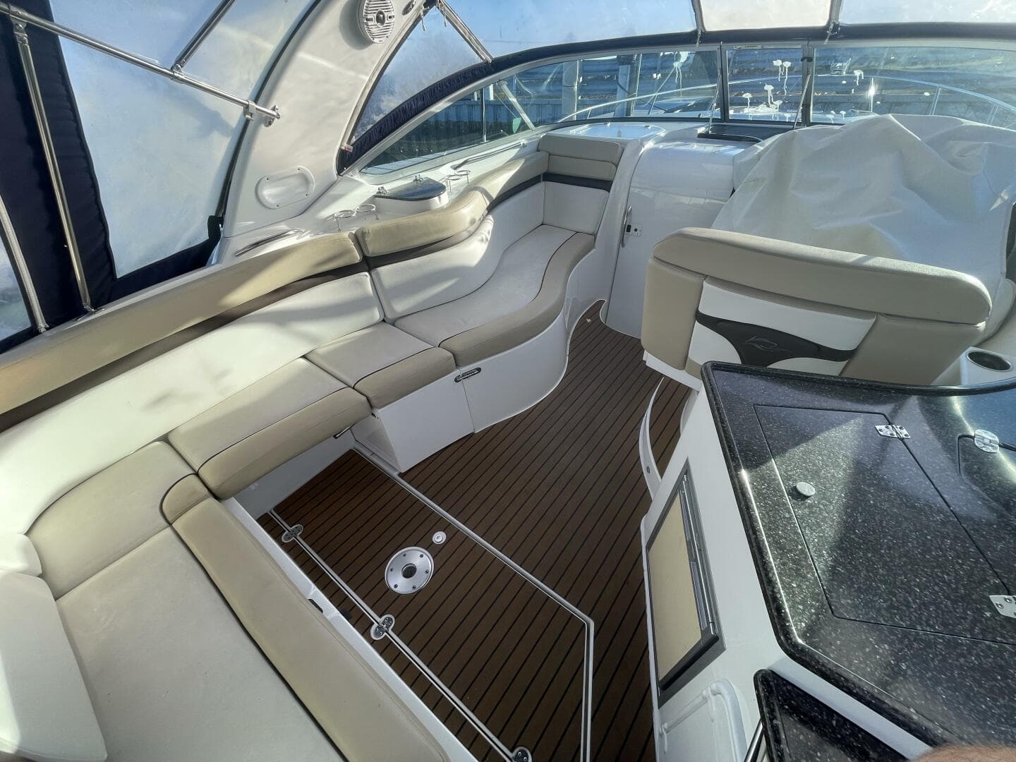 2016 Rinker 310 Express — photo 7