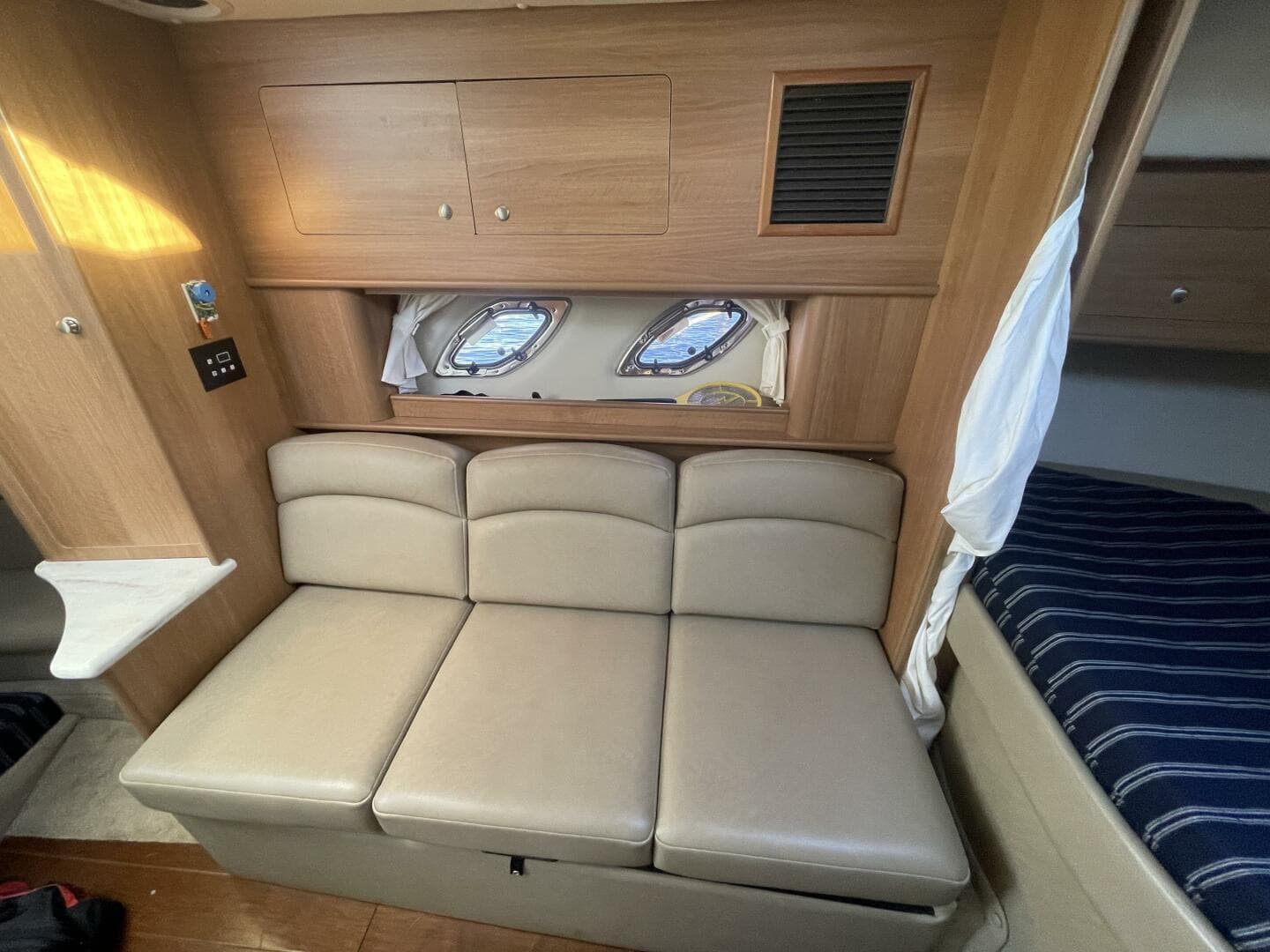 2016 Rinker 310 Express — photo 37