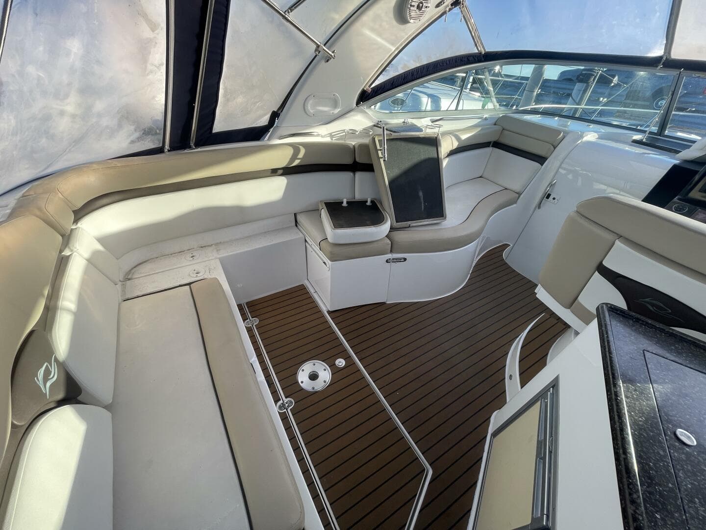 2016 Rinker 310 Express — photo 9