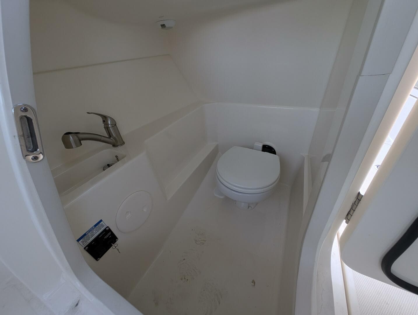 2023 Boston Whaler 240 Vantage — photo 42