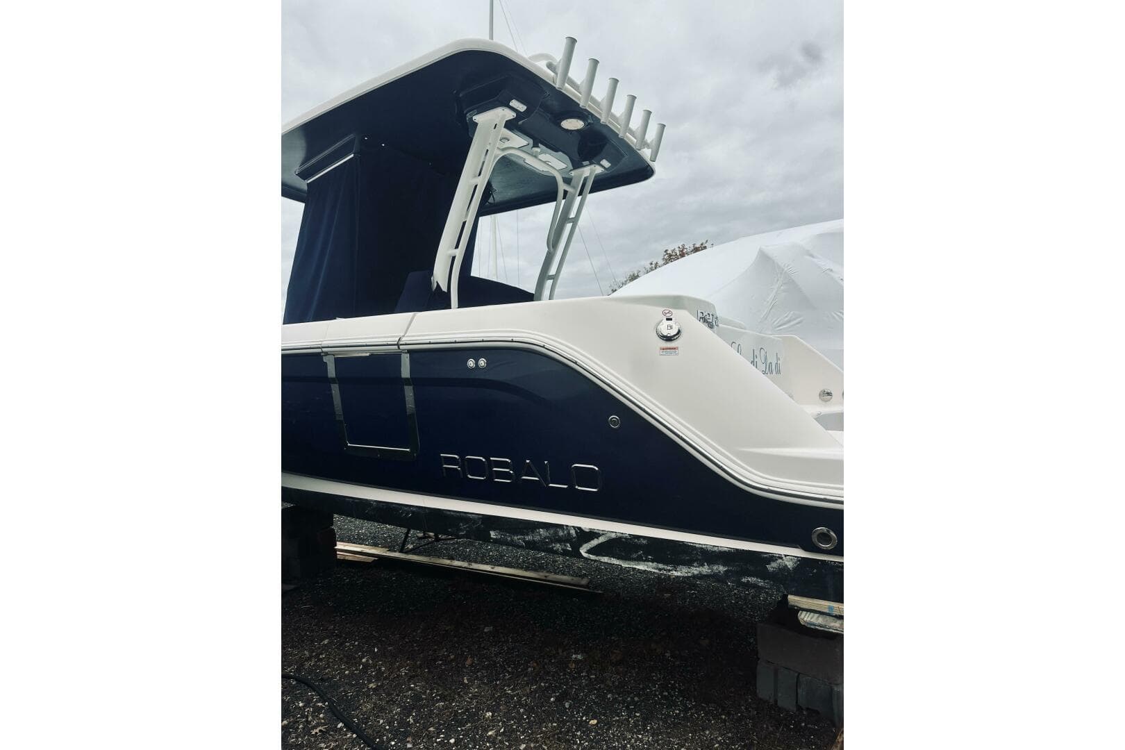 2022 Robalo R272 Center Console — photo 22
