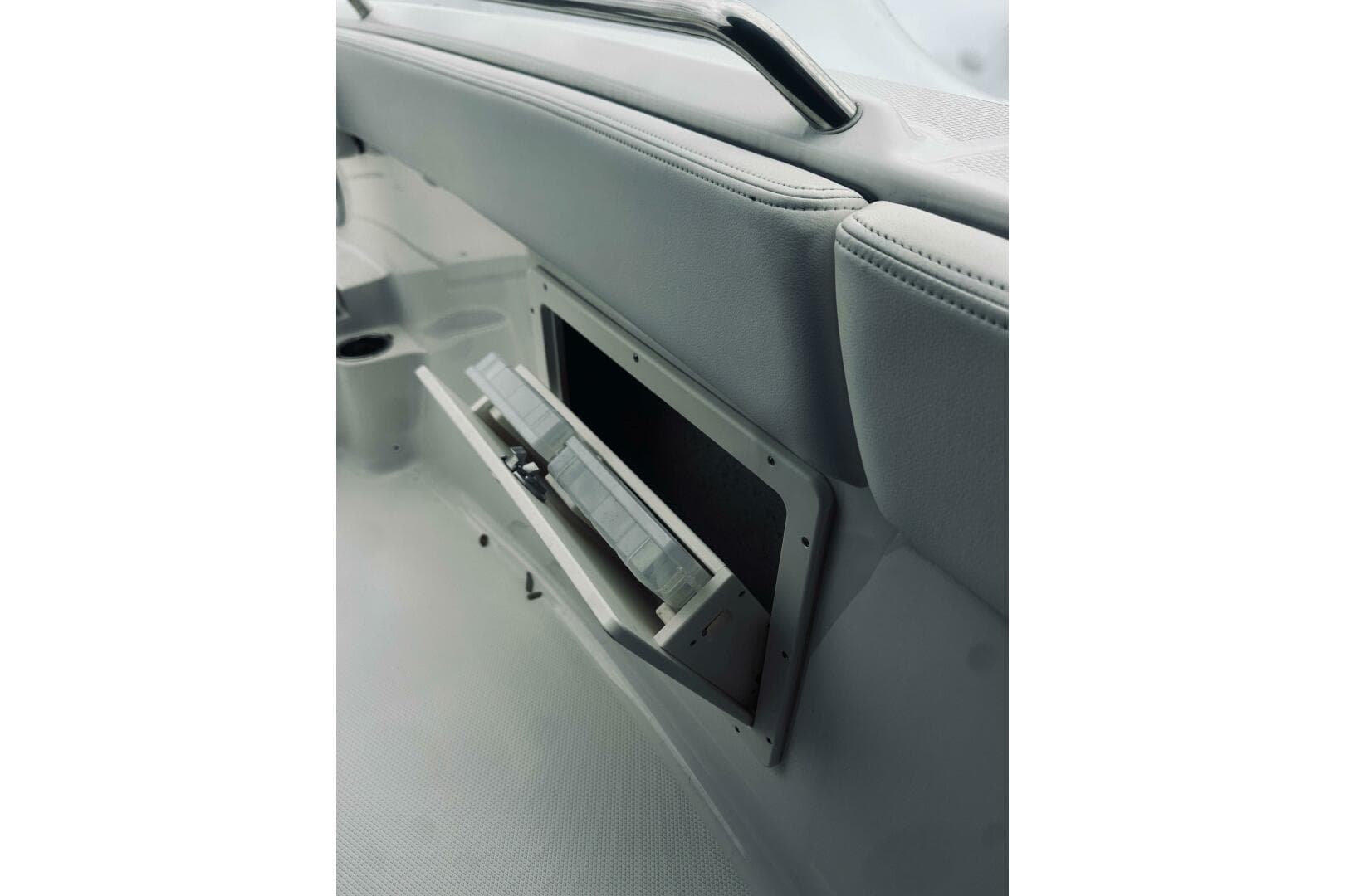 2022 Robalo R272 Center Console — photo 66