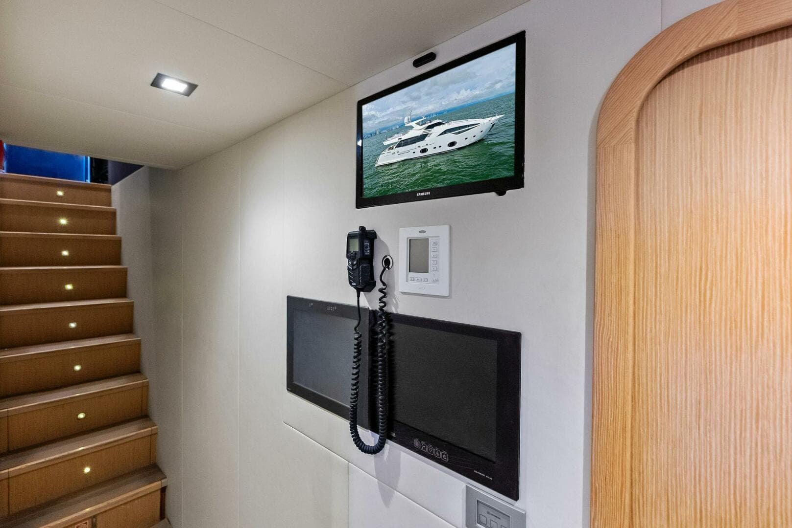 2014 Custom Line 100 — photo 83