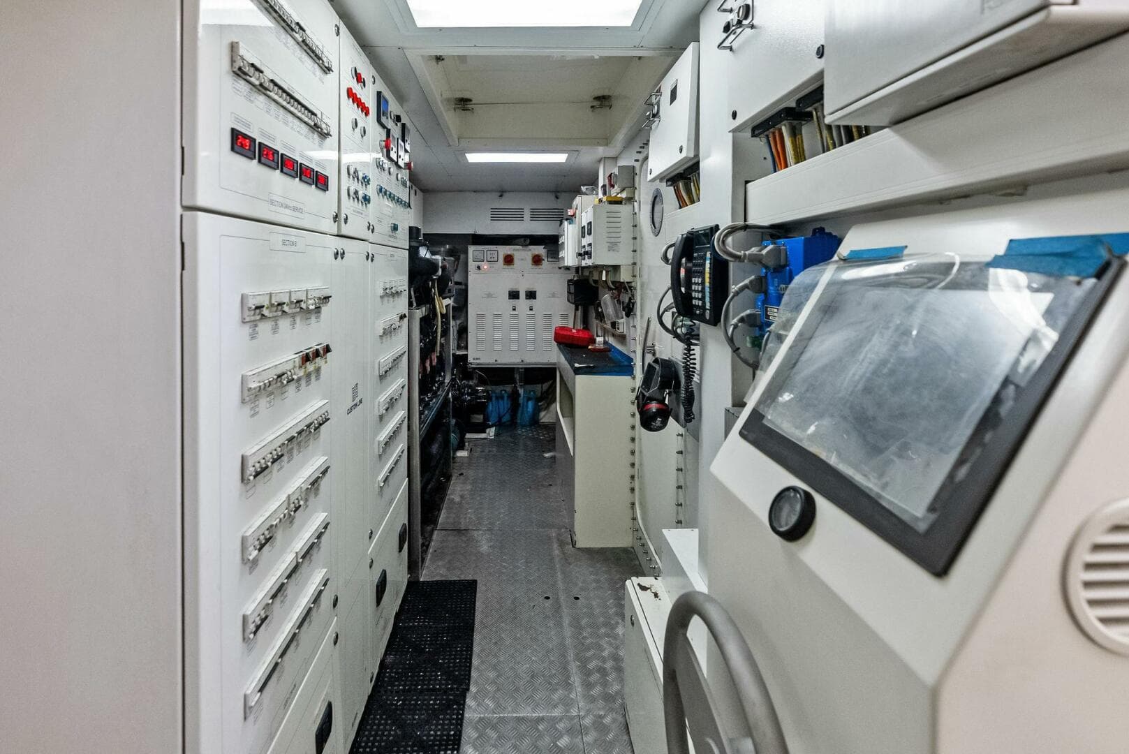 2014 Custom Line 100 — photo 91