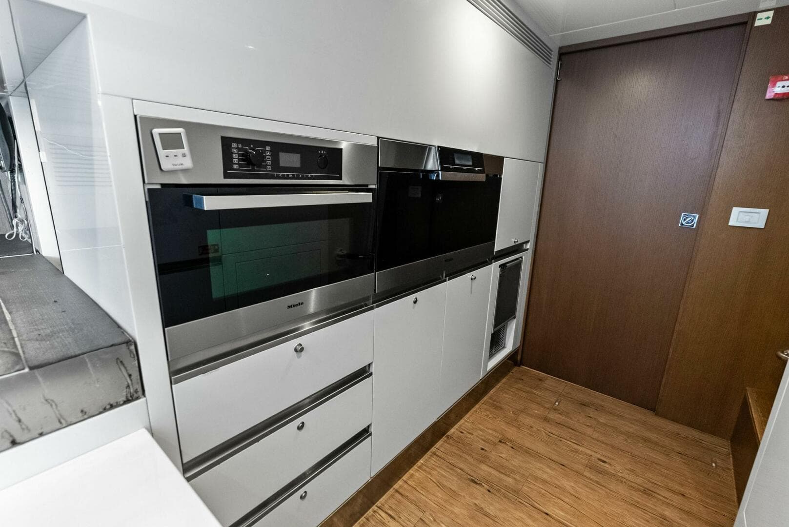 2014 Custom Line 100 — photo 53