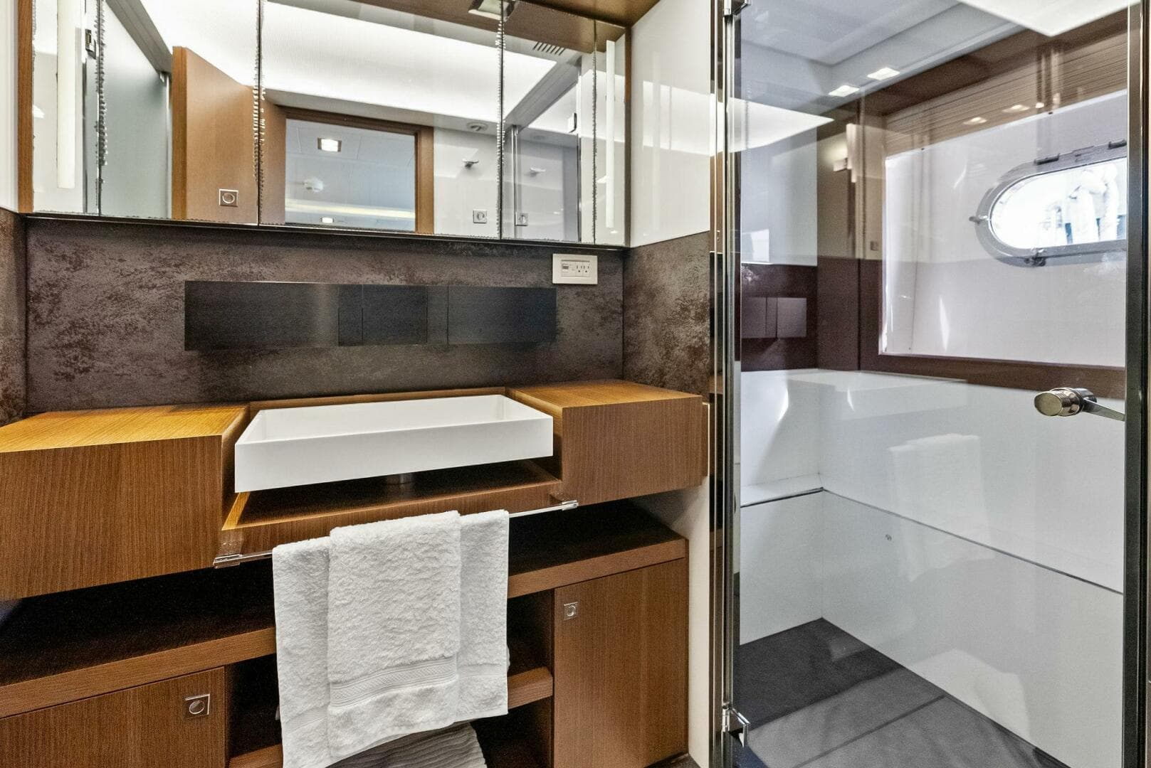 2014 Custom Line 100 — photo 77