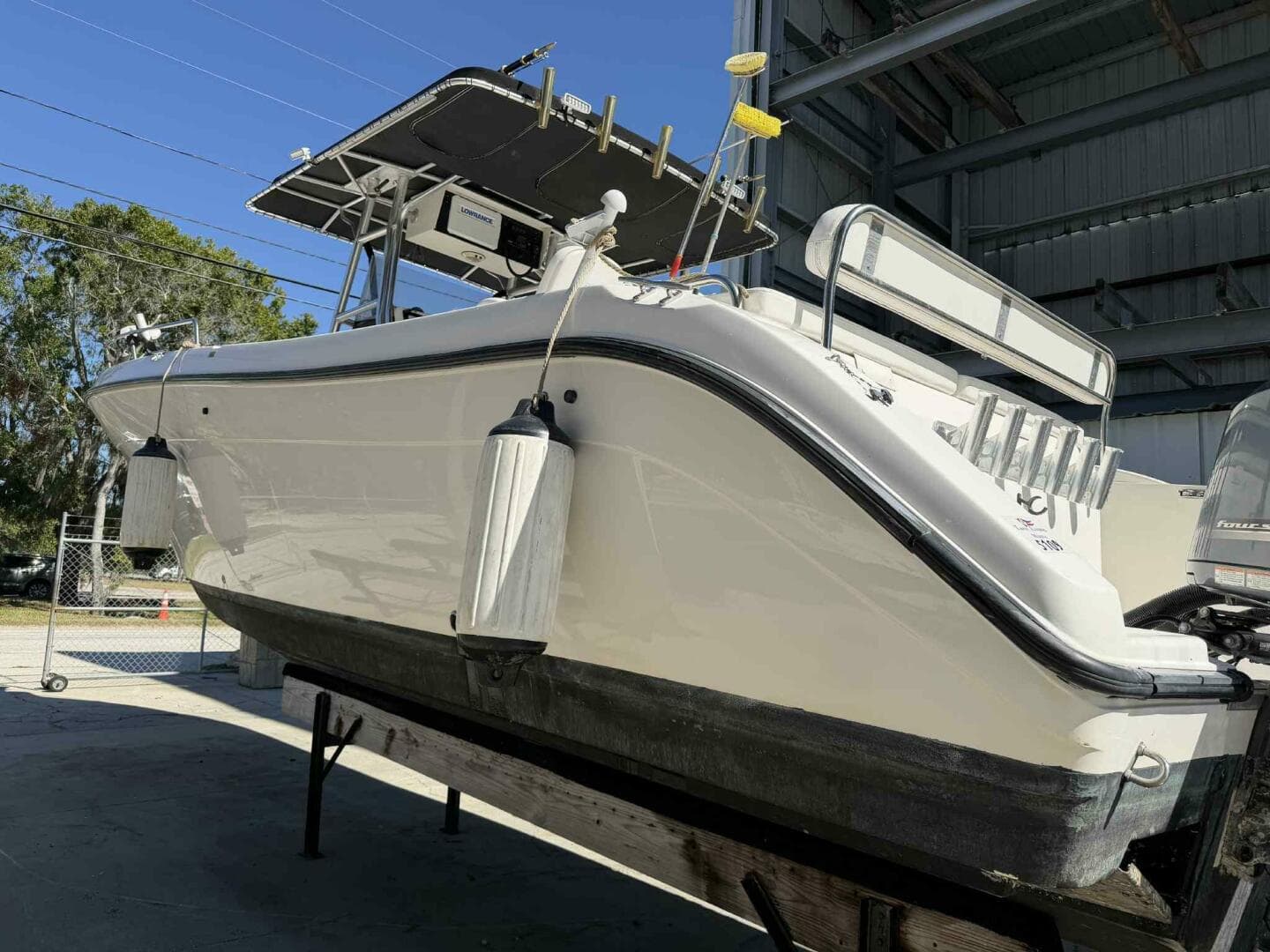 2004 Century 3200 Center Console — photo 8