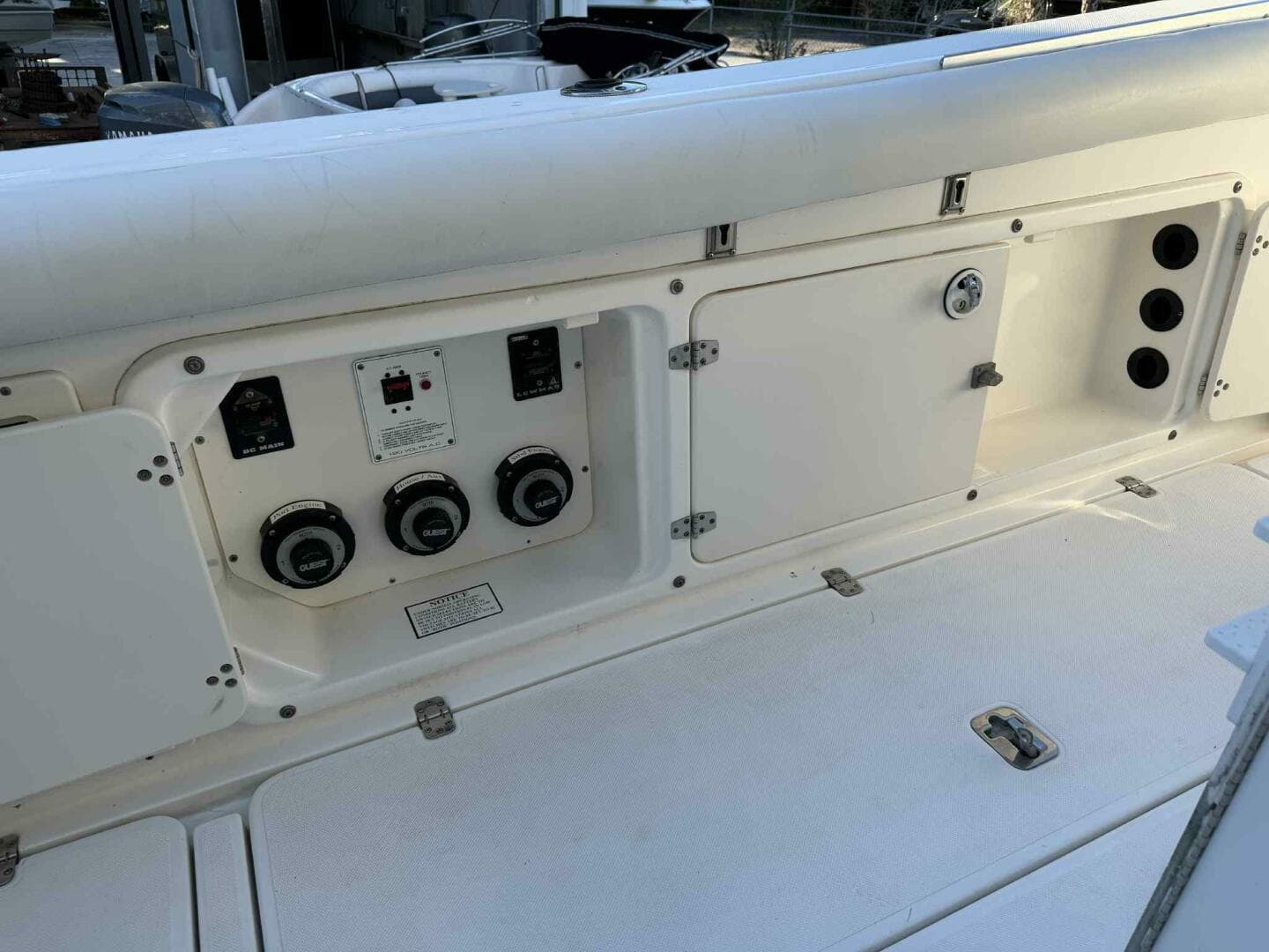 2004 Century 3200 Center Console — photo 24