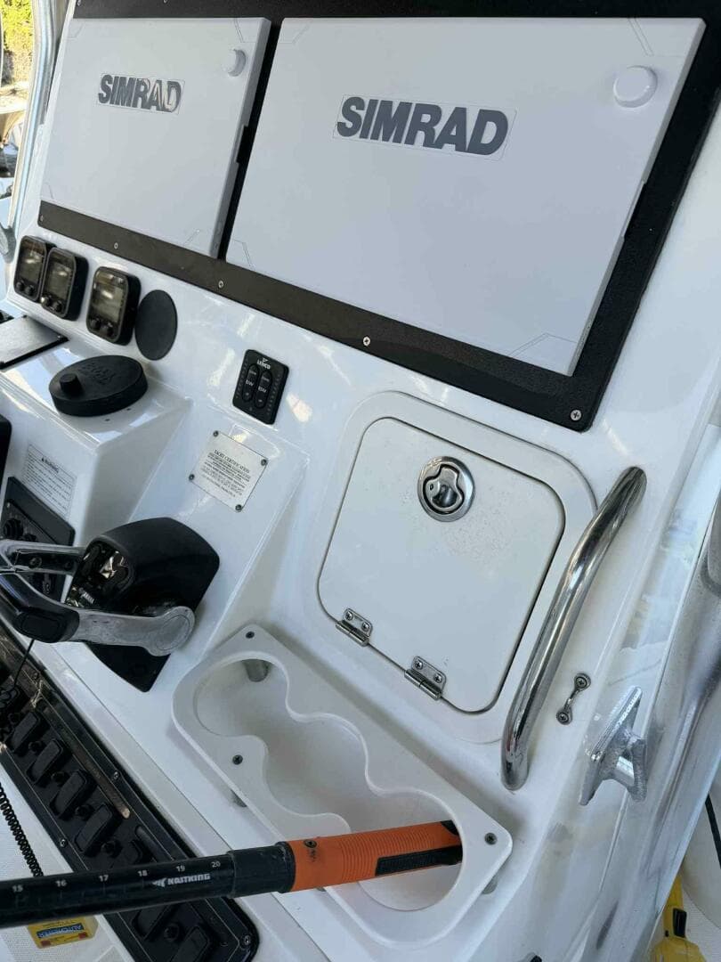 2004 Century 3200 Center Console — photo 30