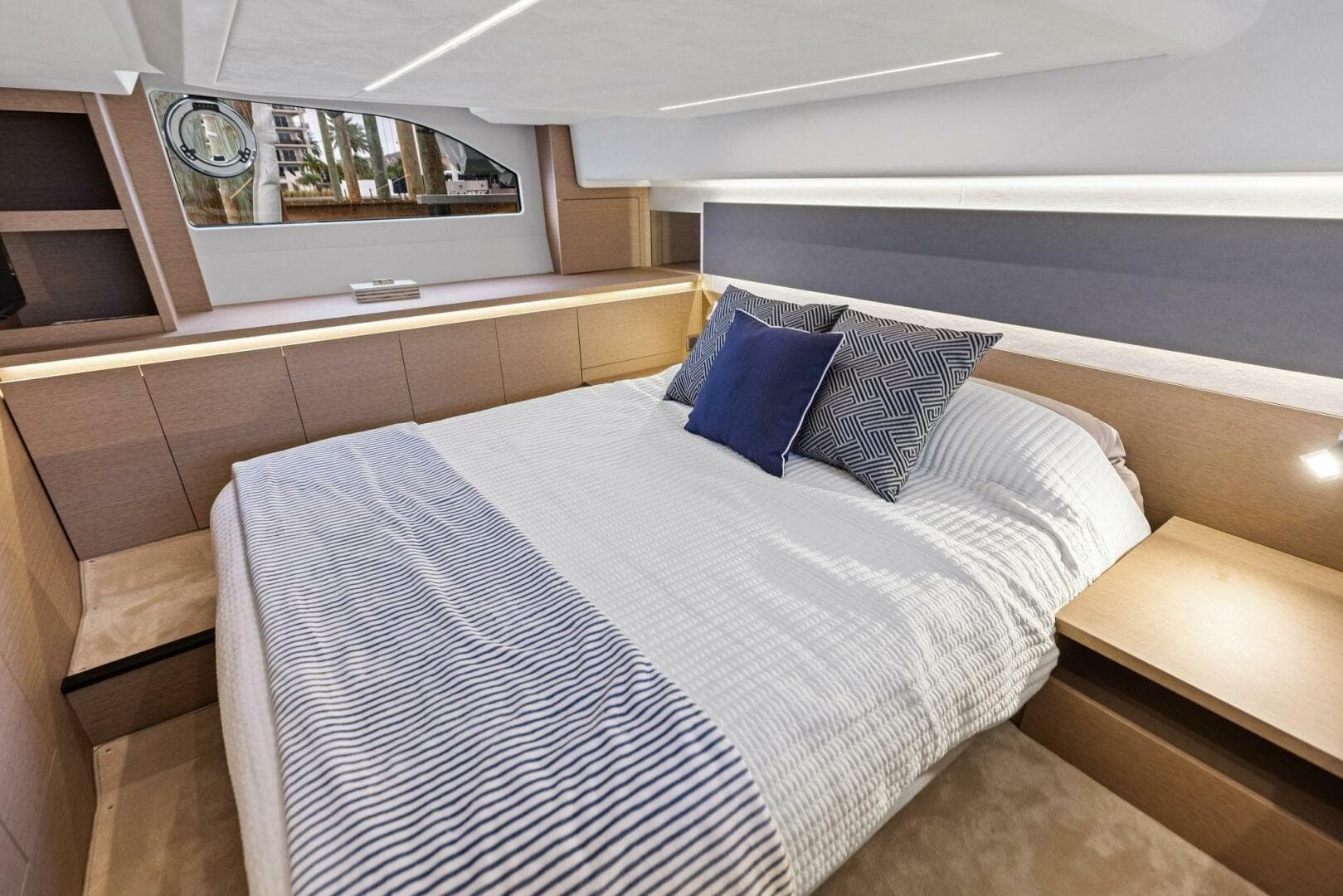 2022 Prestige 420 — photo 17