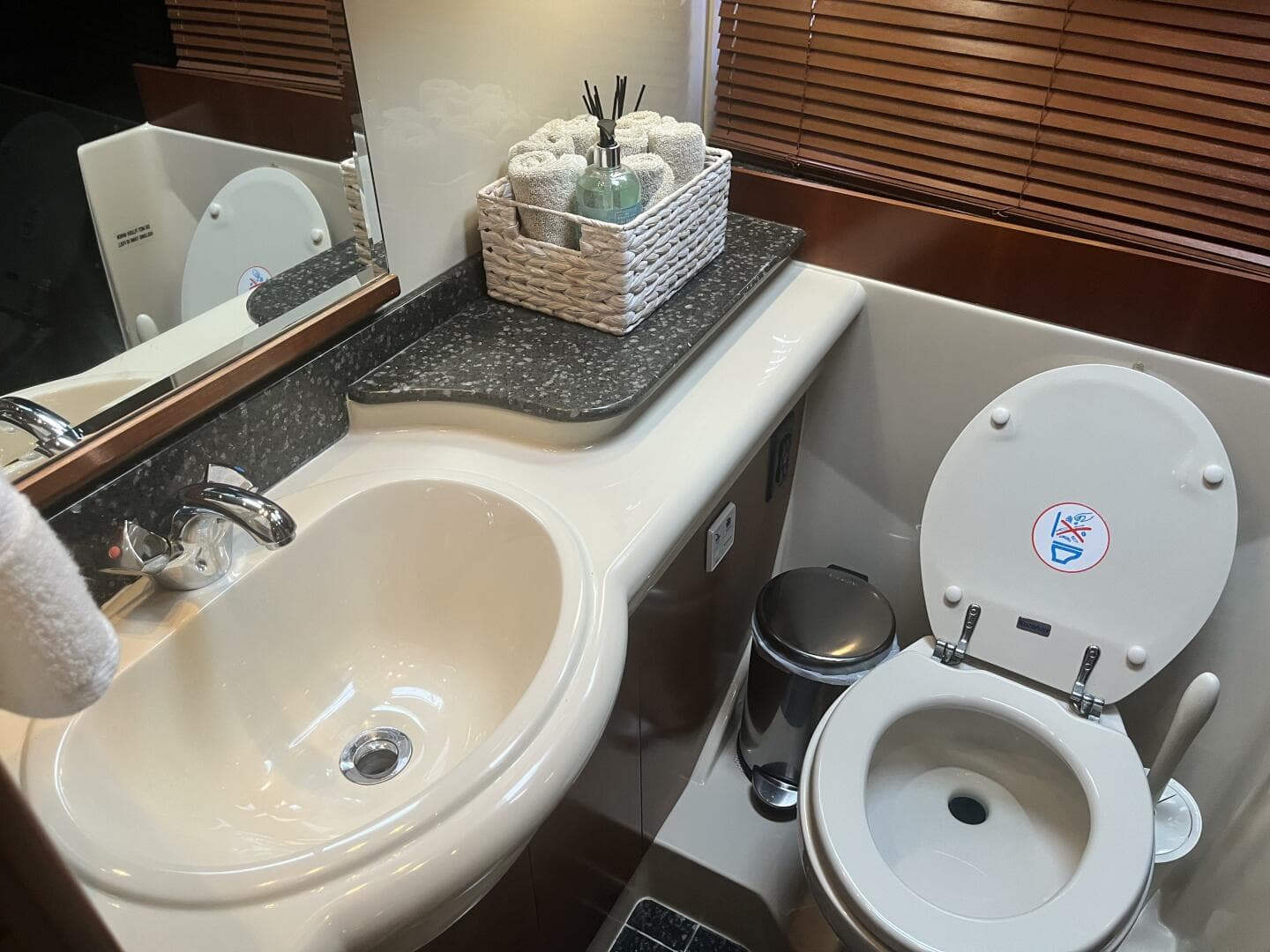 2008 Cruisers Yachts 390 Sport Coupe — photo 40