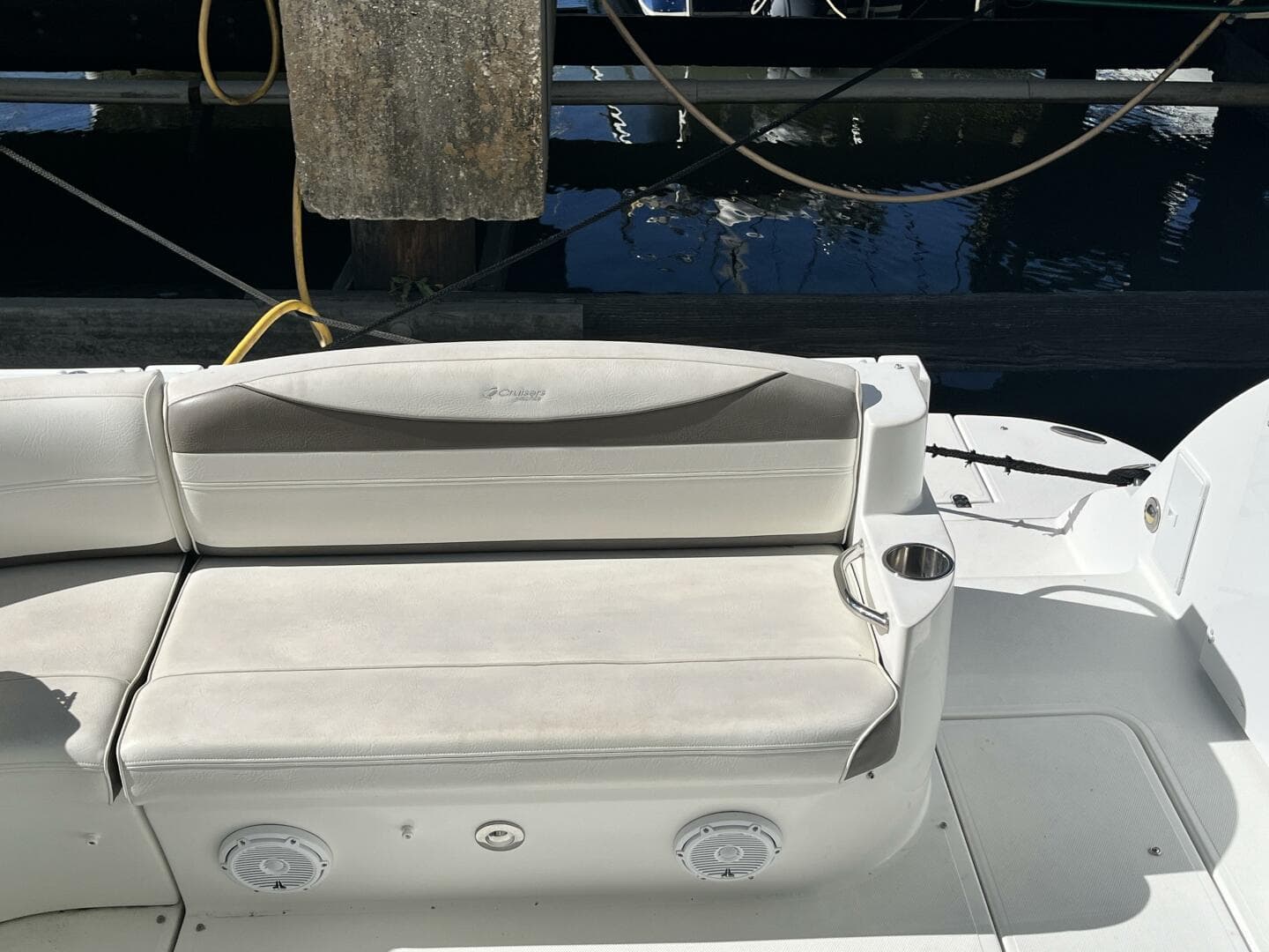 2008 Cruisers Yachts 390 Sport Coupe — photo 18