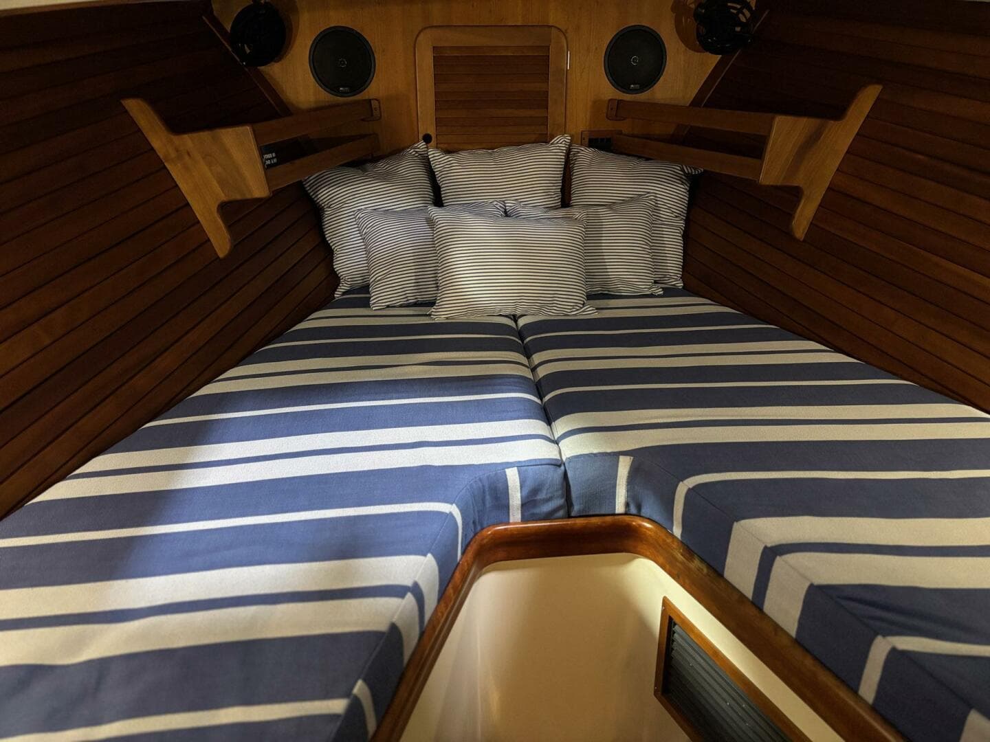 2003 Hinckley 36 Picnic Boat Ep — photo 12