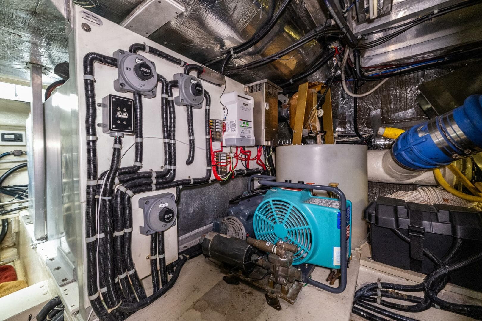 2001 Navigator 61 Pilothouse — photo 44