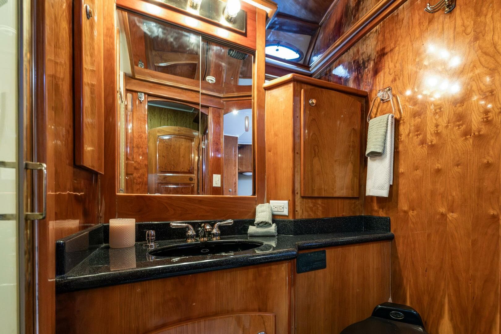 2001 Navigator 61 Pilothouse — photo 34