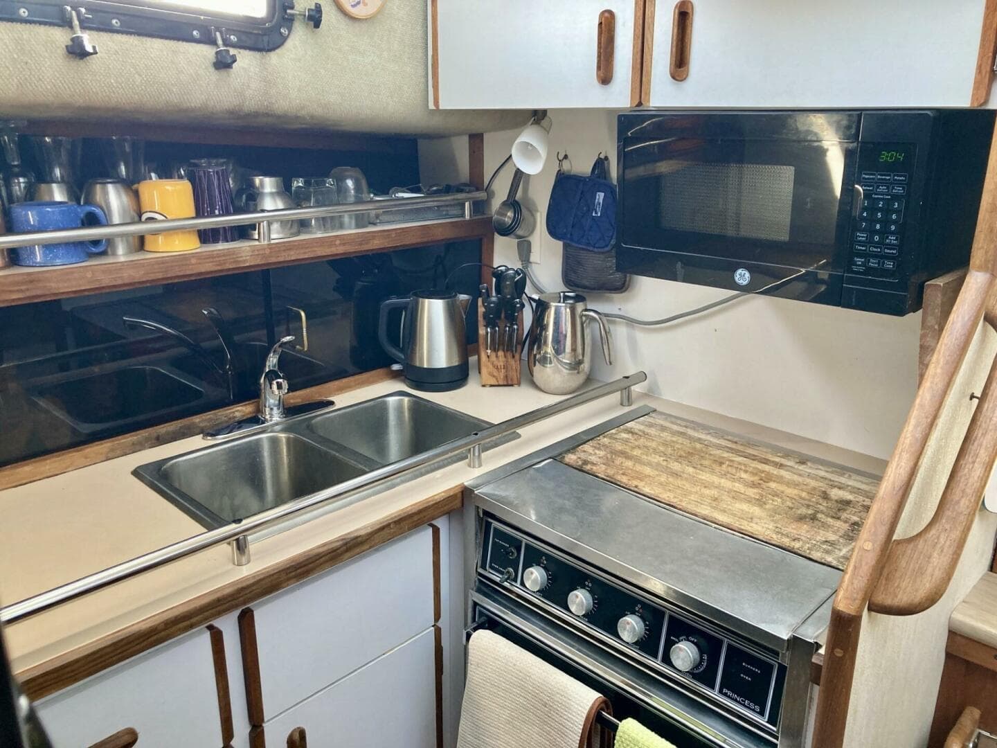 1983 Carver 3607 Ac — photo 9