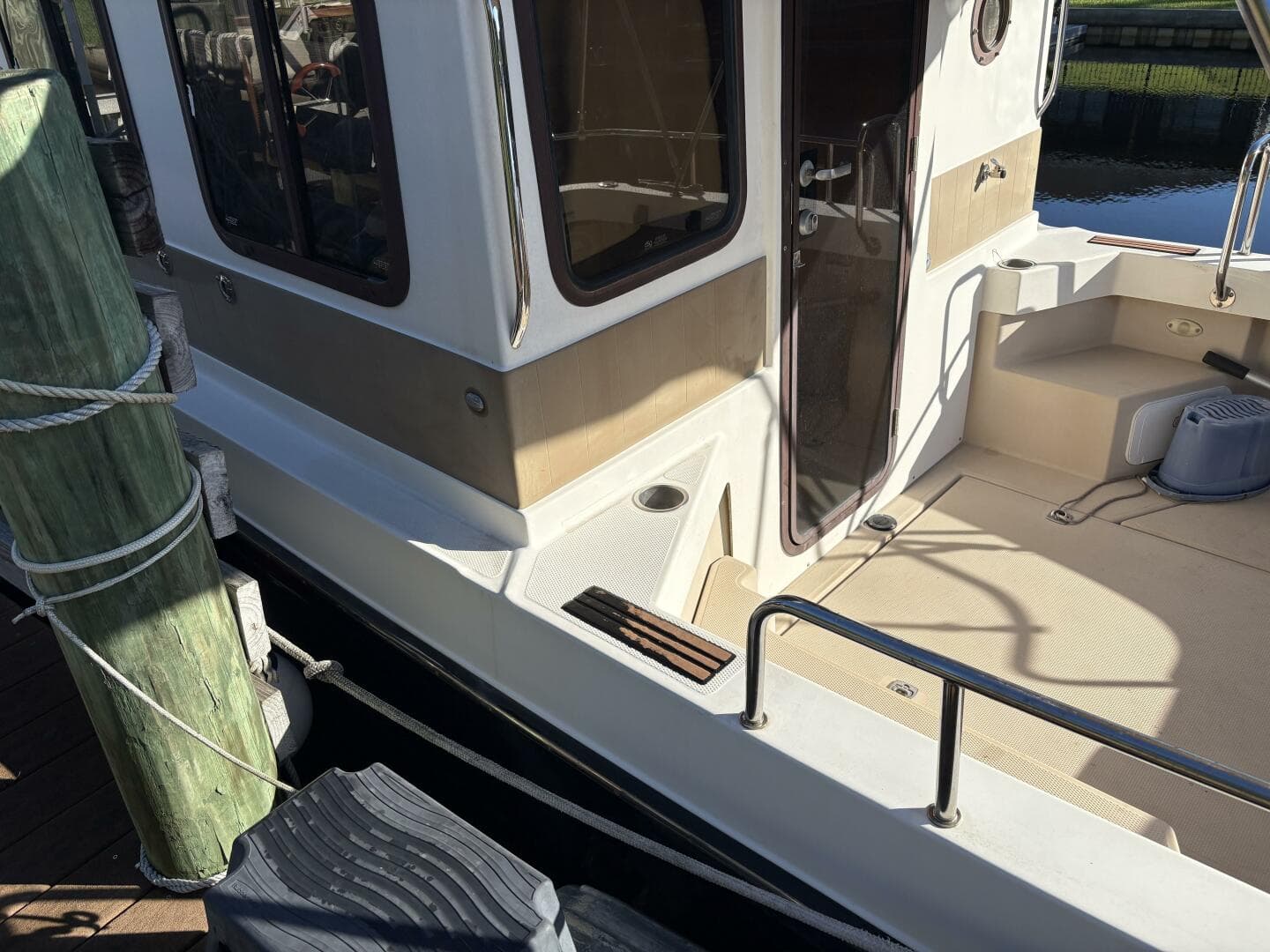 2014 Ranger Tugs R-27 — photo 6