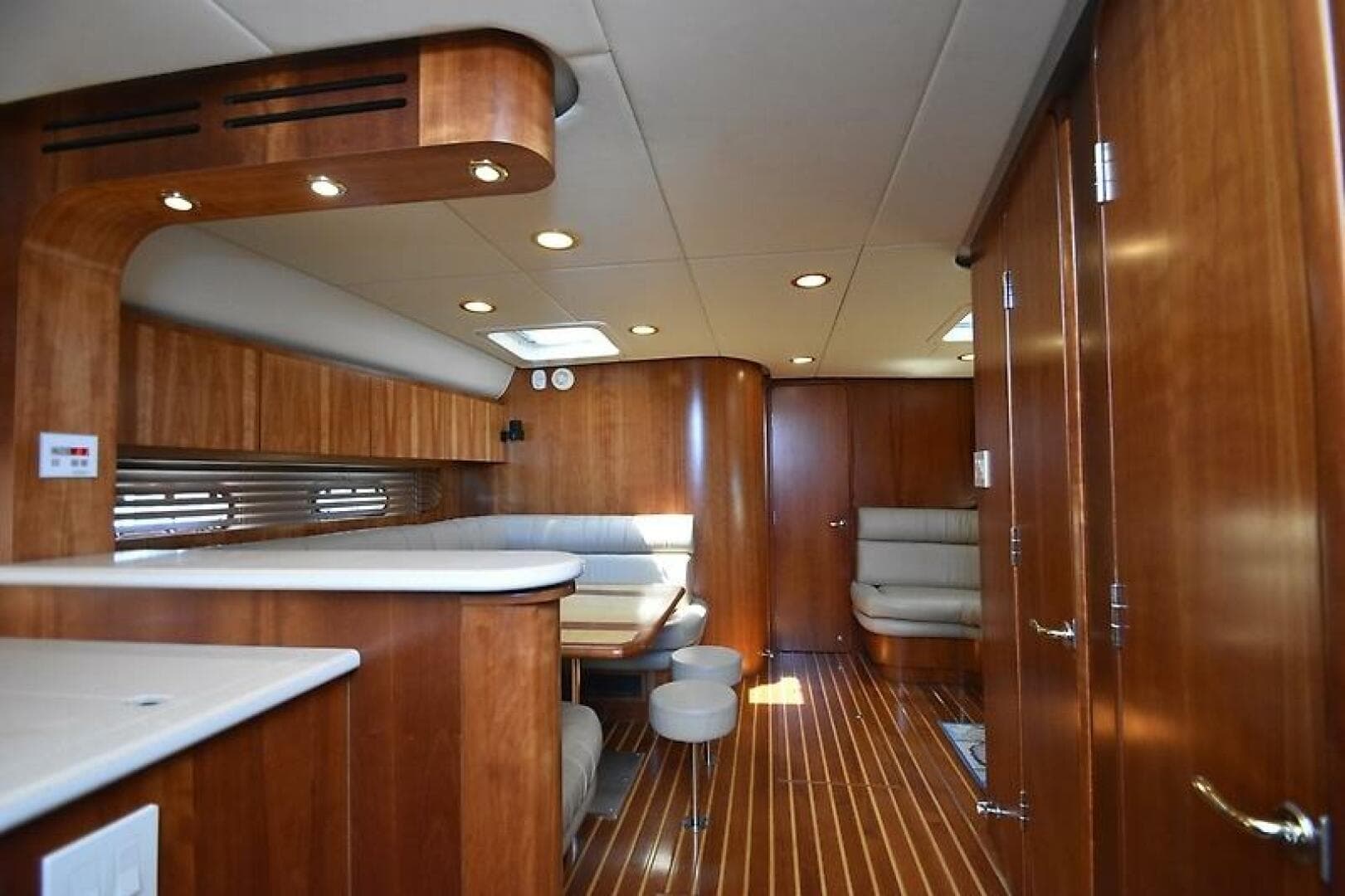 2001 Tiara Yachts 52 Sport Yacht — photo 4