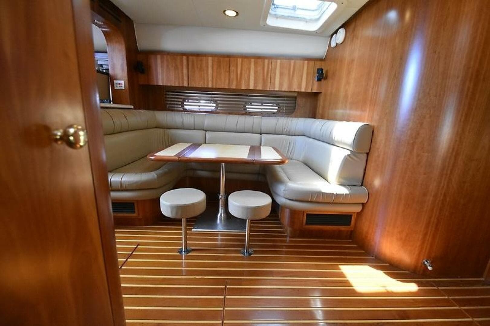 2001 Tiara Yachts 52 Sport Yacht — photo 9