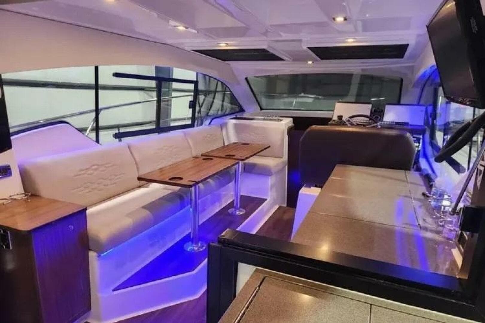 2022 Four Winns 355 Vista Coupe — photo 10