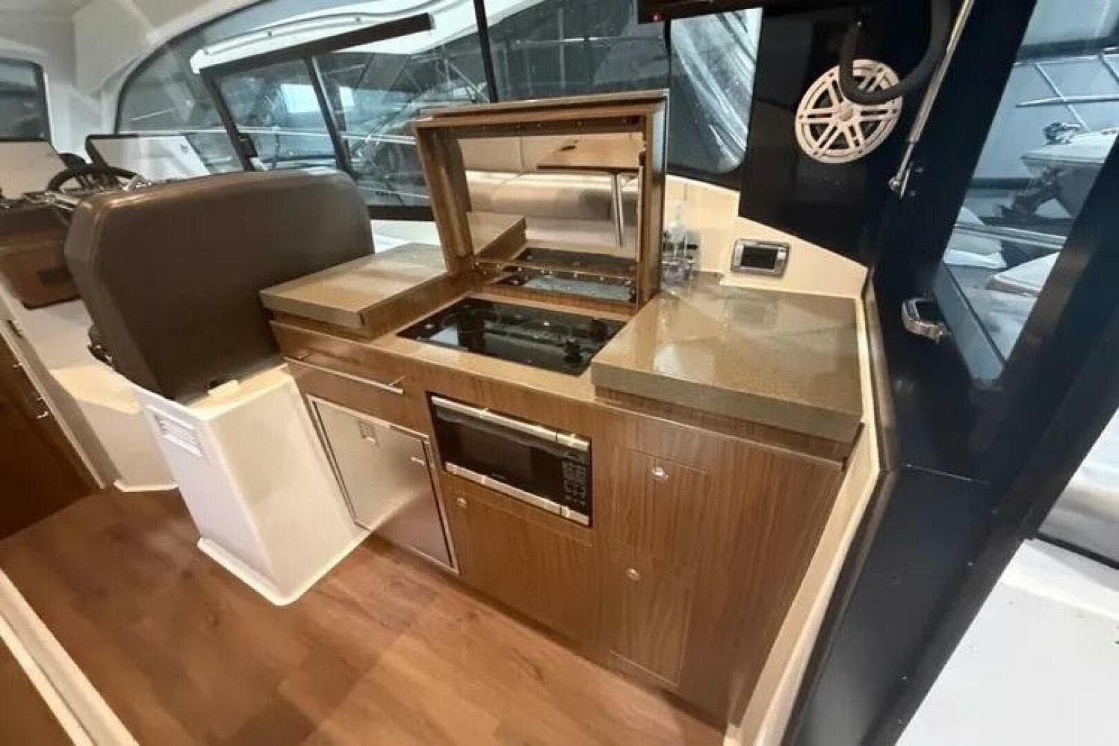 2022 Four Winns 355 Vista Coupe — photo 2