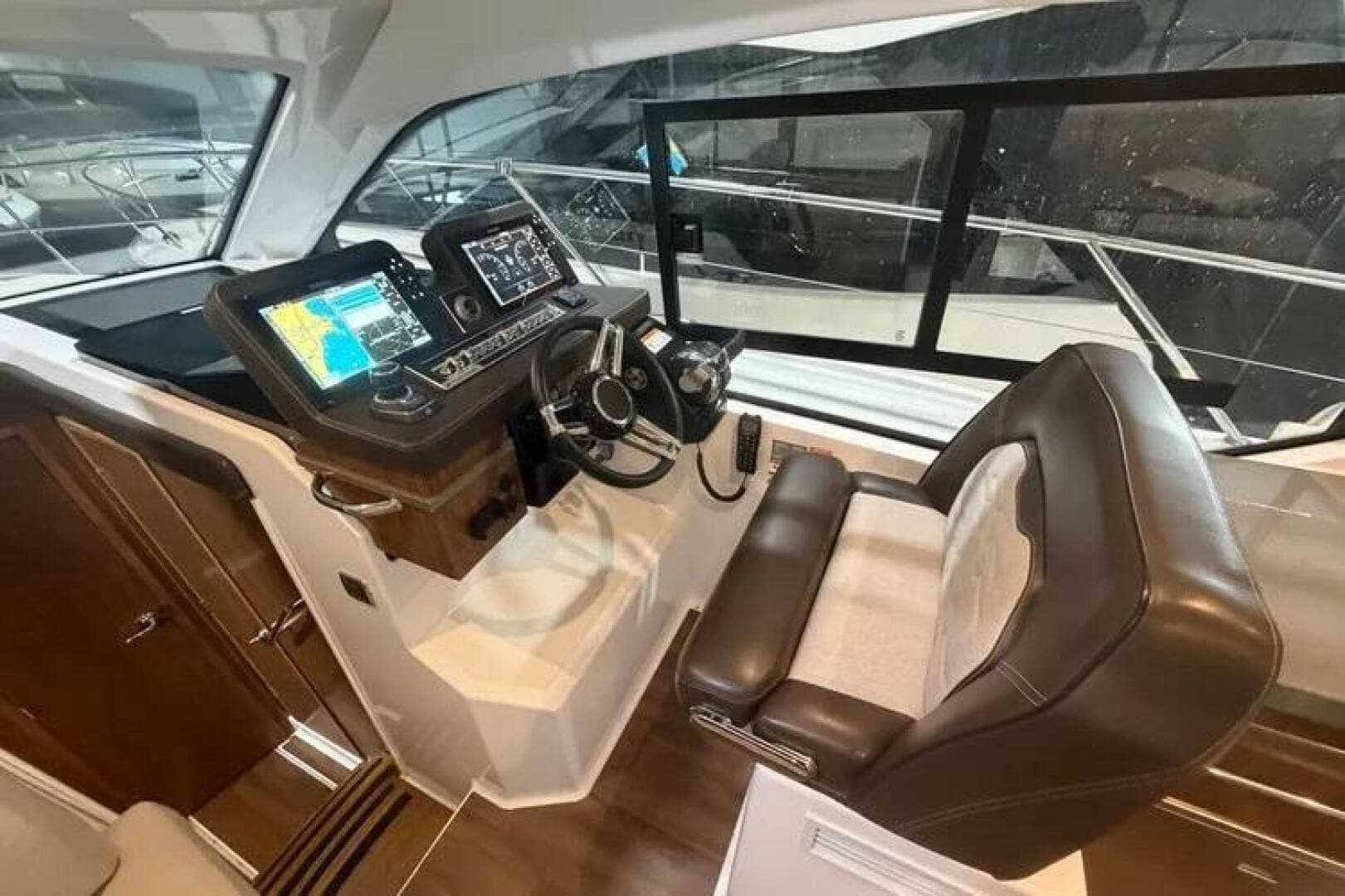 2022 Four Winns 355 Vista Coupe — photo 13