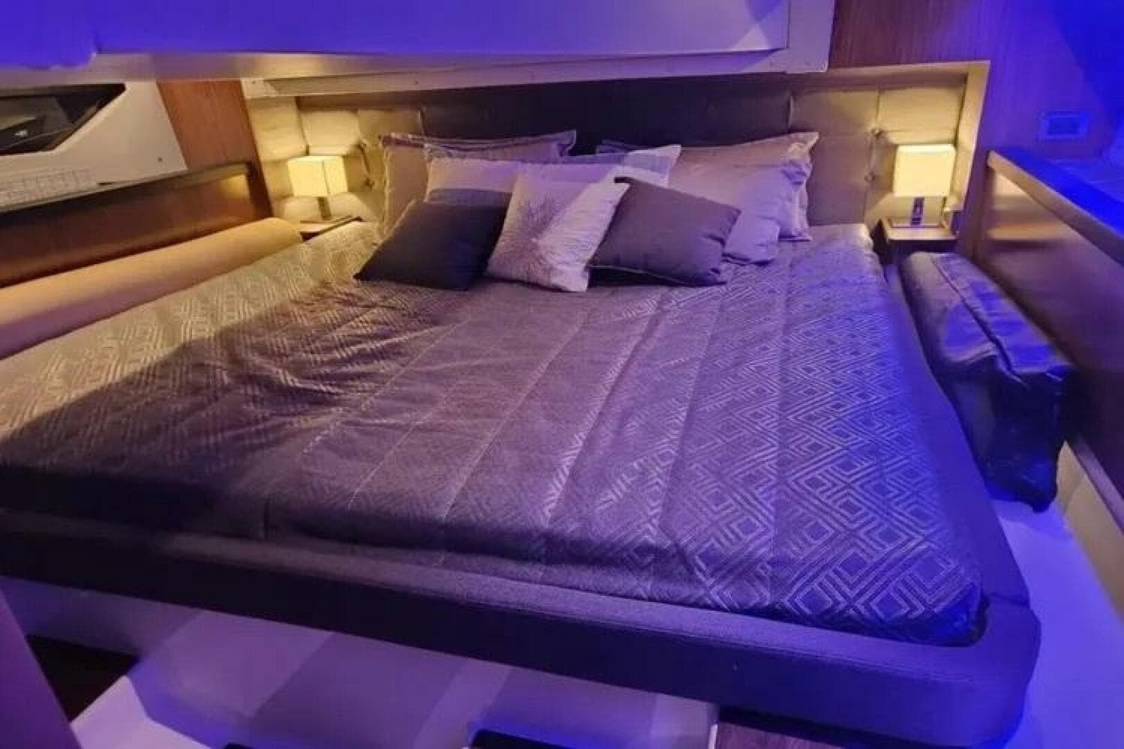 2022 Four Winns 355 Vista Coupe — photo 4