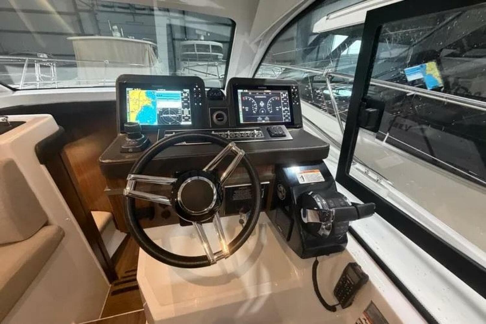 2022 Four Winns 355 Vista Coupe — photo 3