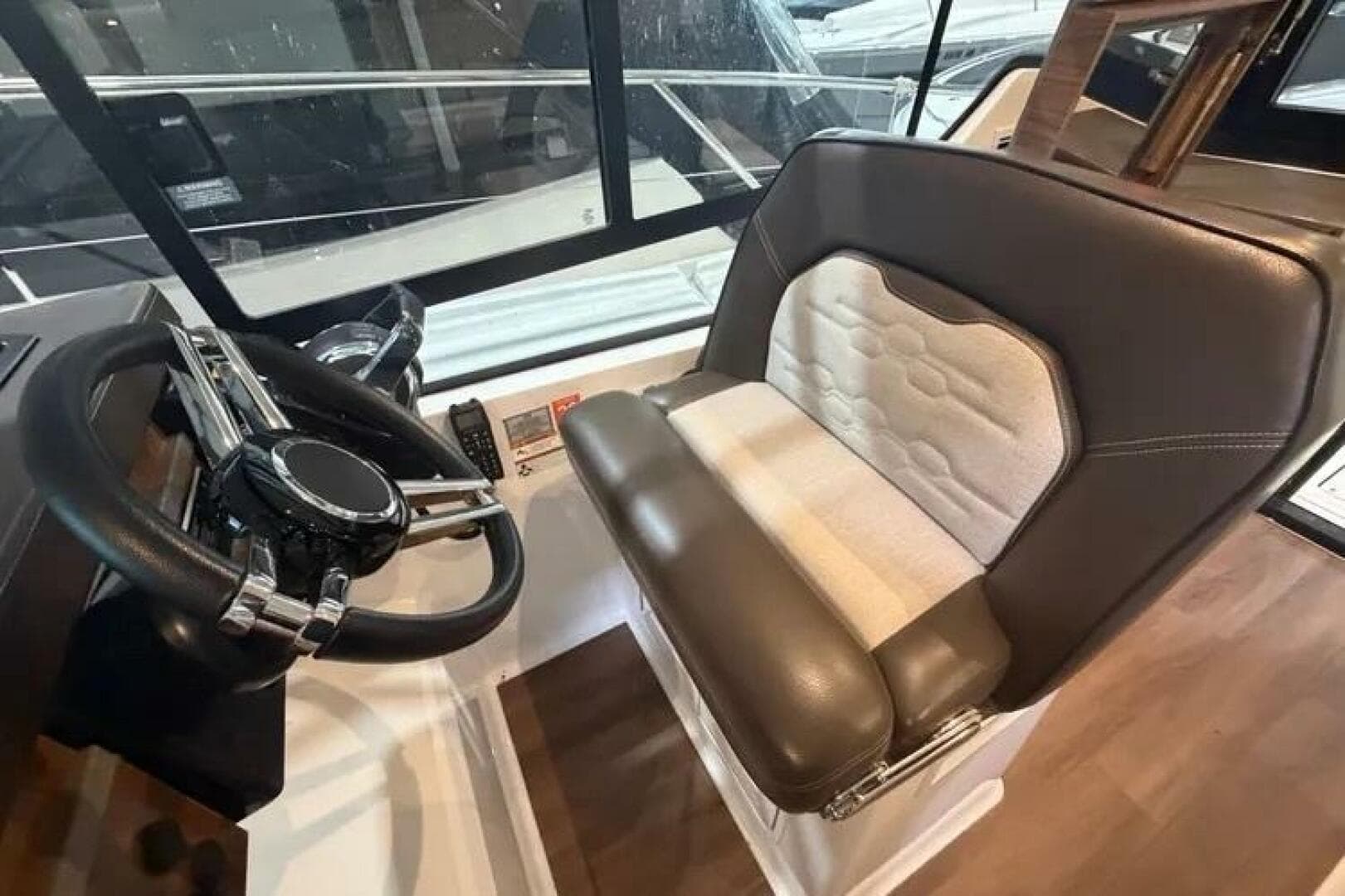 2022 Four Winns 355 Vista Coupe — photo 12