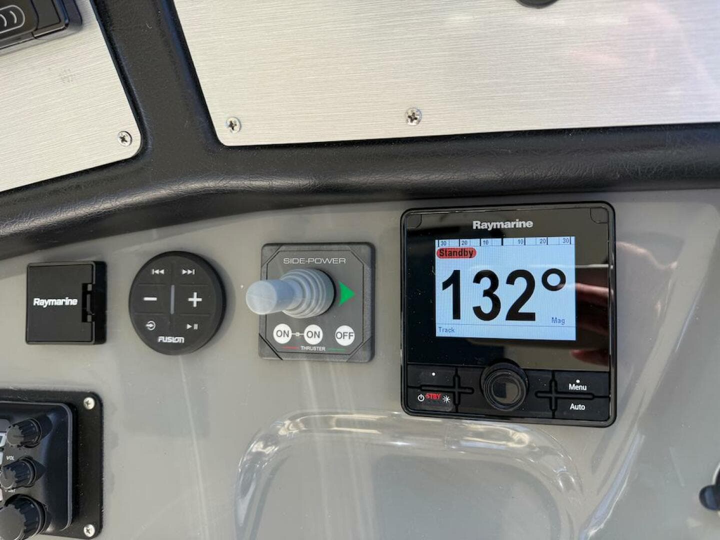 2006 Cruisers Yachts 415 Express — photo 16