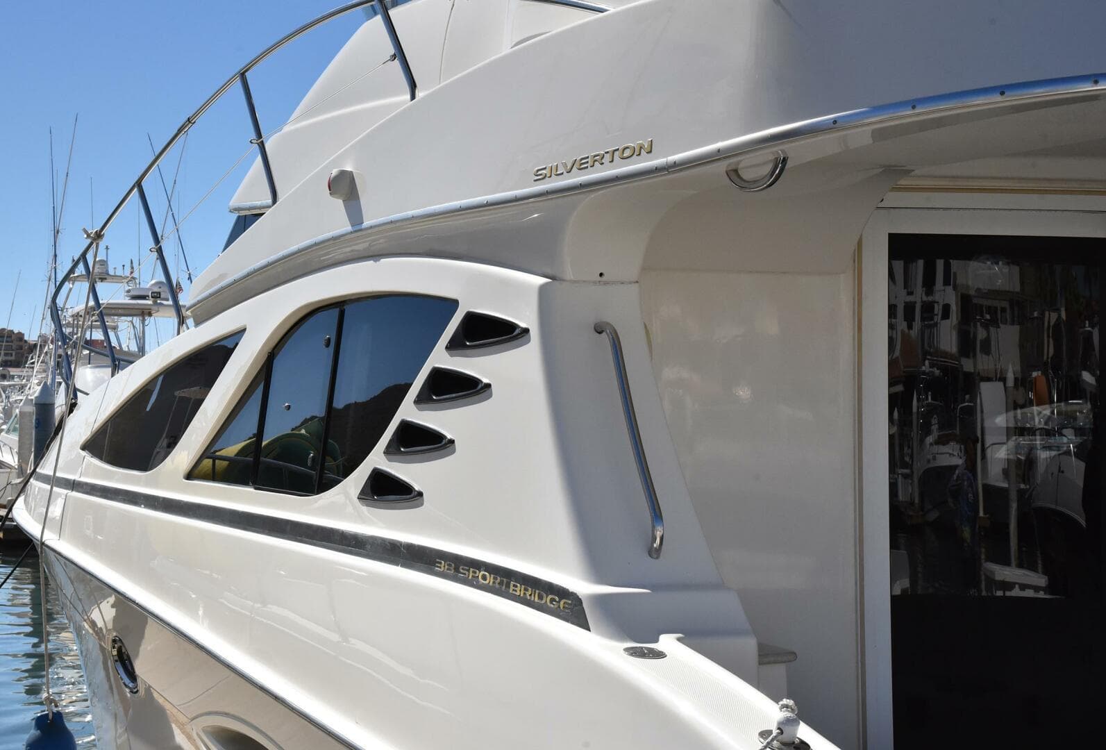 2010 Silverton 38 Sport Bridge — photo 27