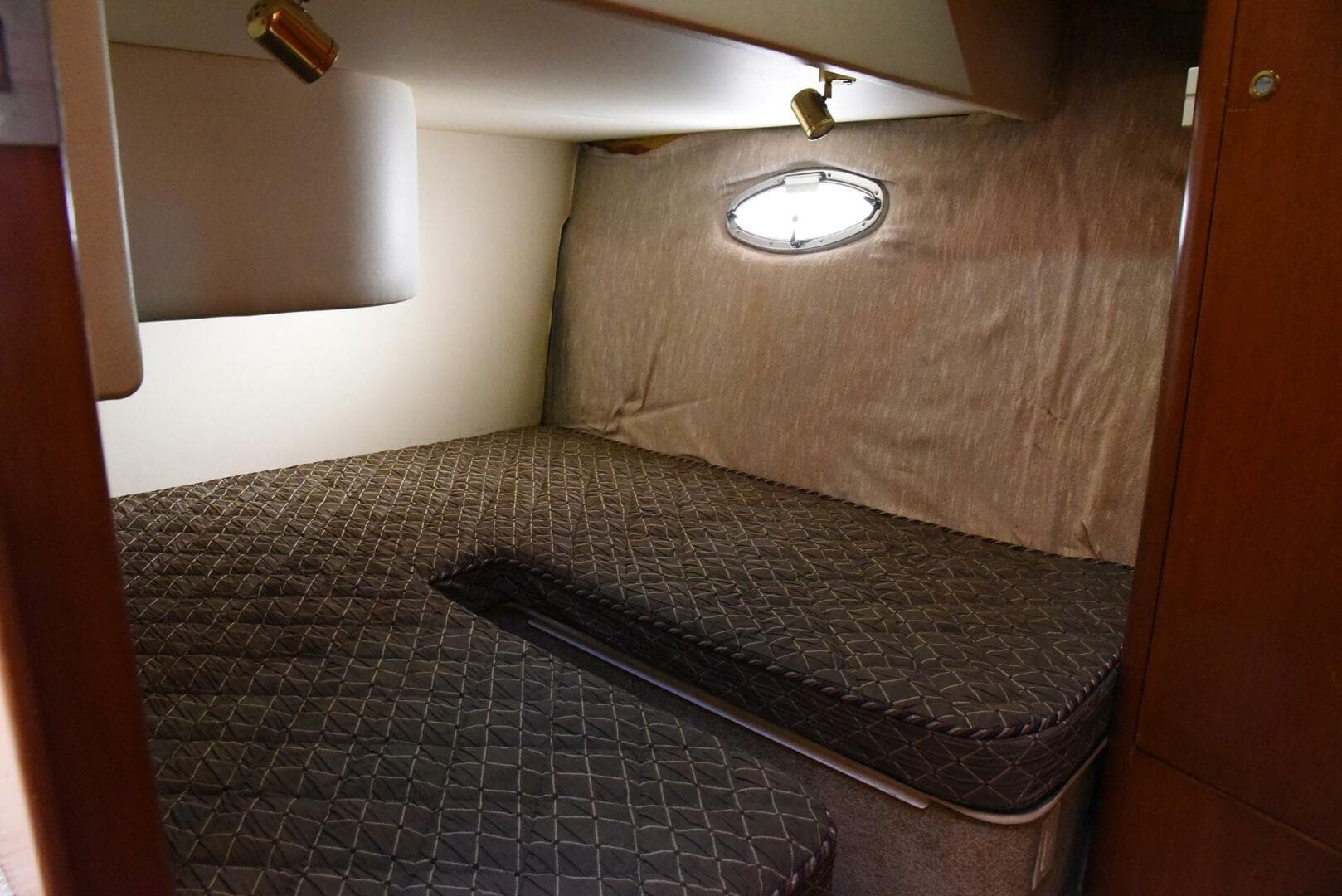 2010 Silverton 38 Sport Bridge — photo 26