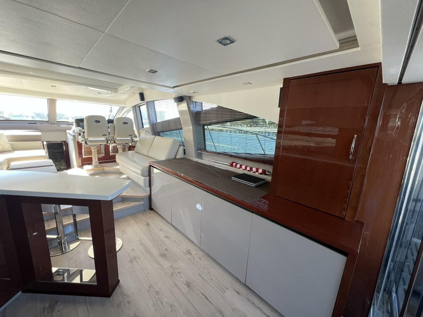2019 Sea Ray L550 — photo 36