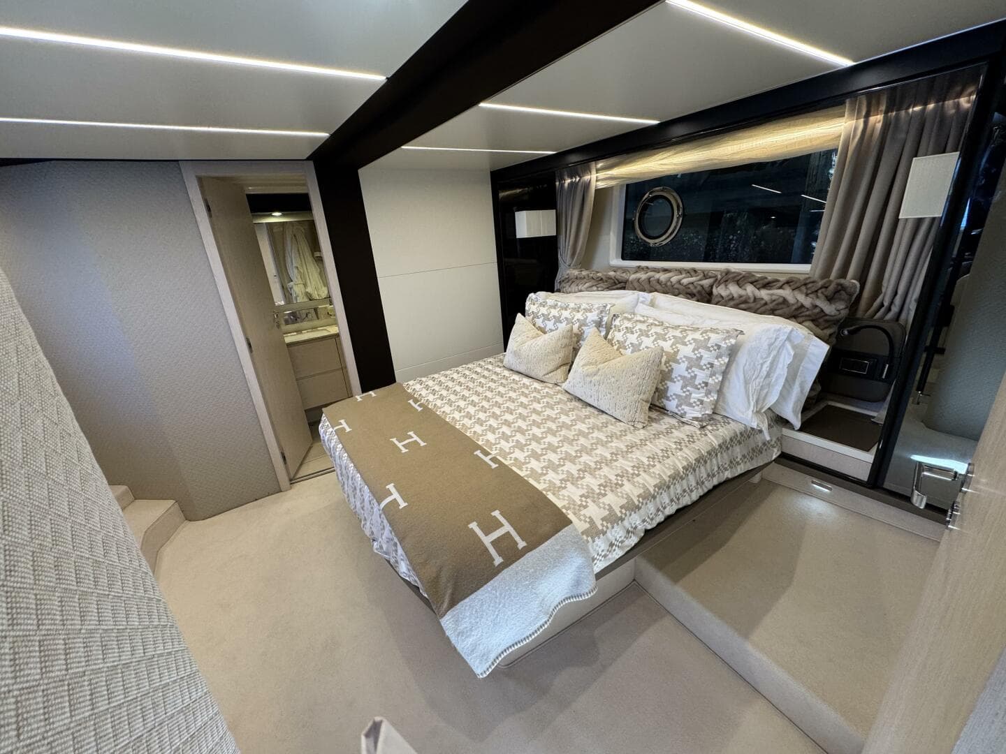 2018 Azimut 66 Flybridge — photo 44