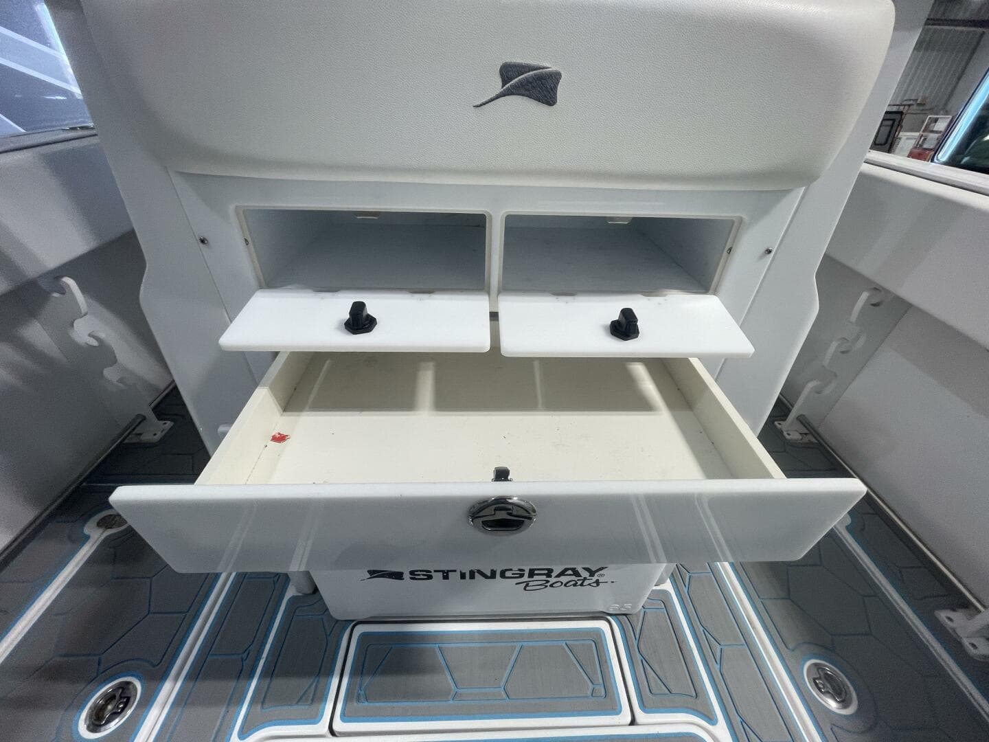 2025 Stingray 253 Center Console — photo 21