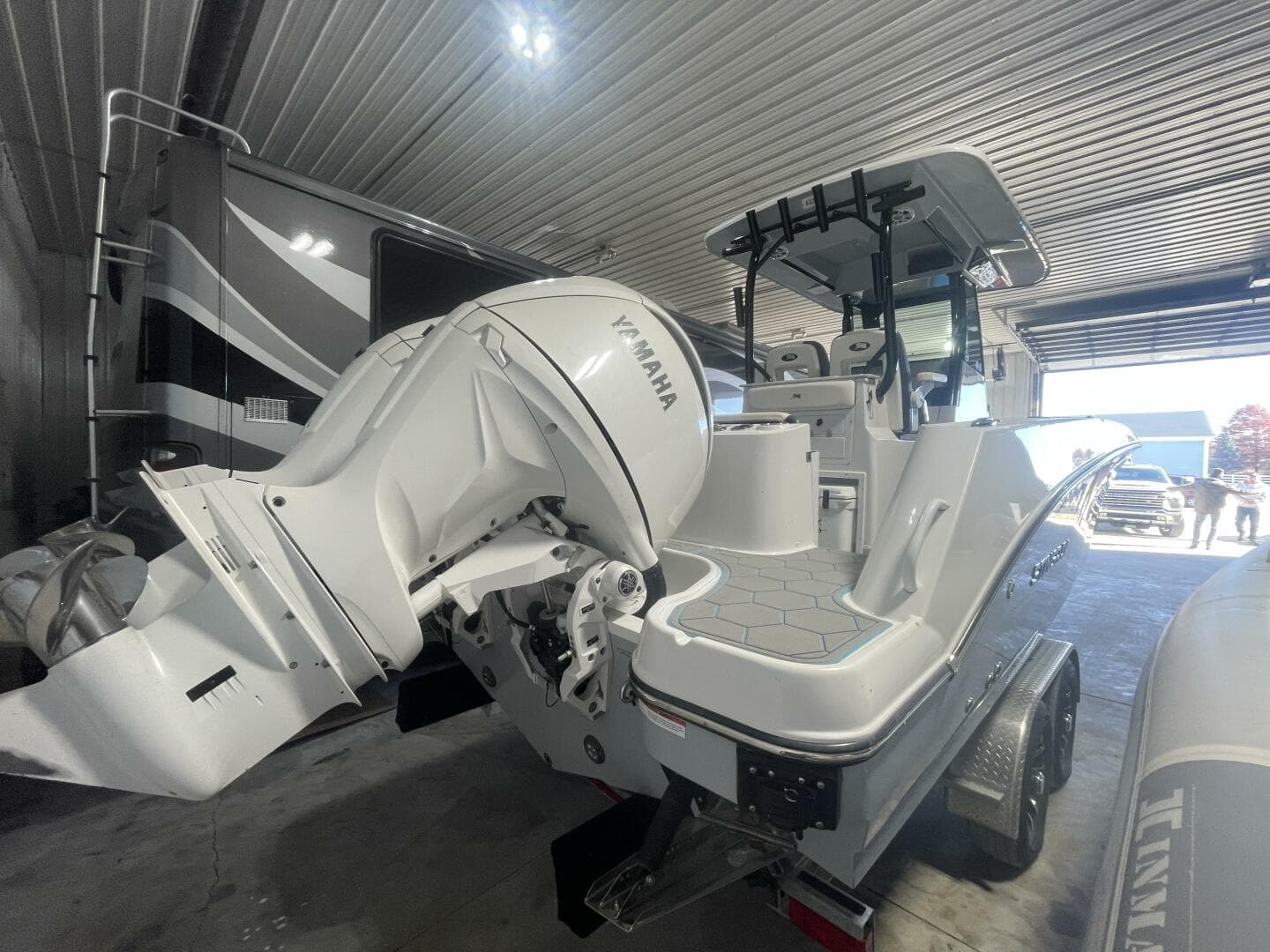 2025 Stingray 253 Center Console — photo 3