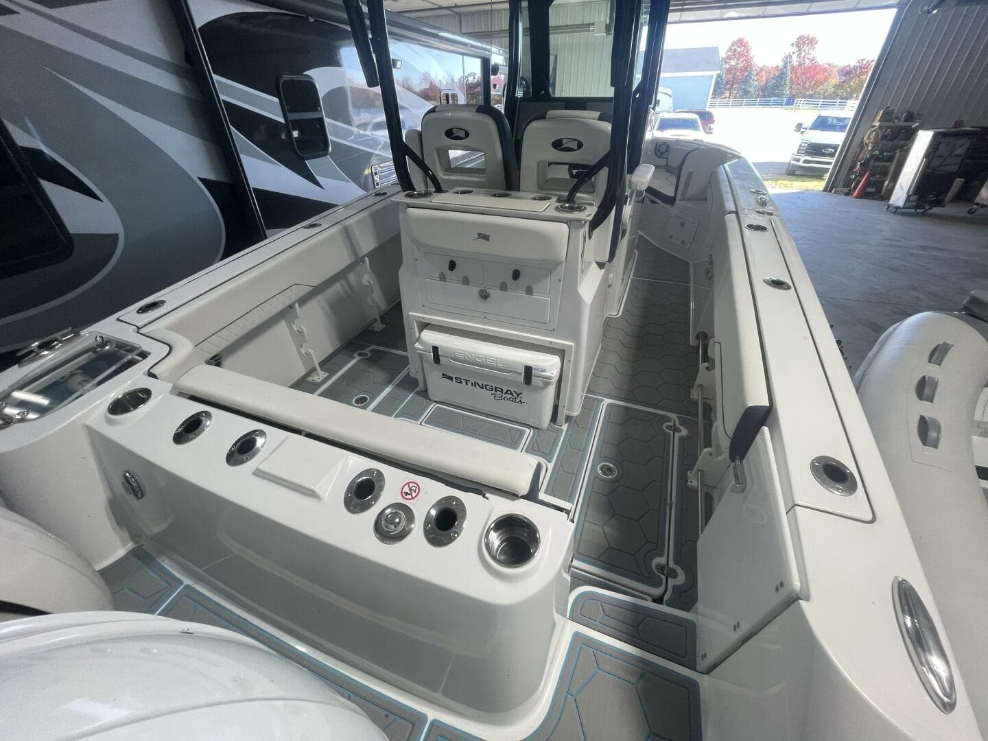 2025 Stingray 253 Center Console — photo 11