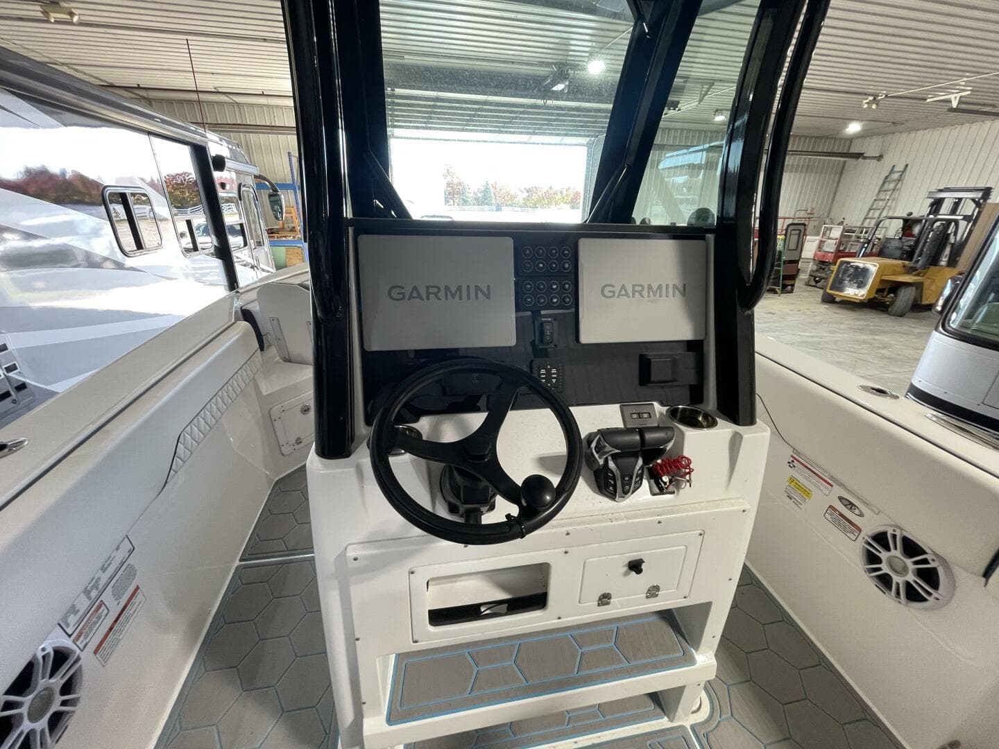 2025 Stingray 253 Center Console — photo 25