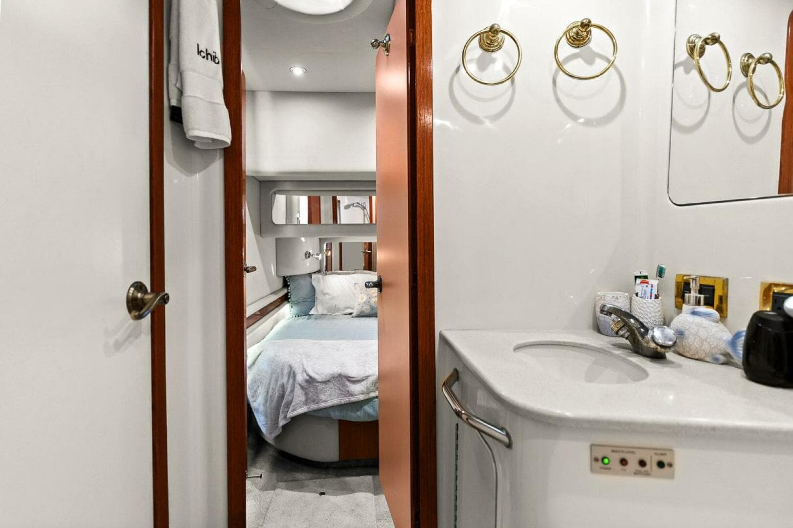 1998 Sea Ray 480 Sedan Bridge — photo 16