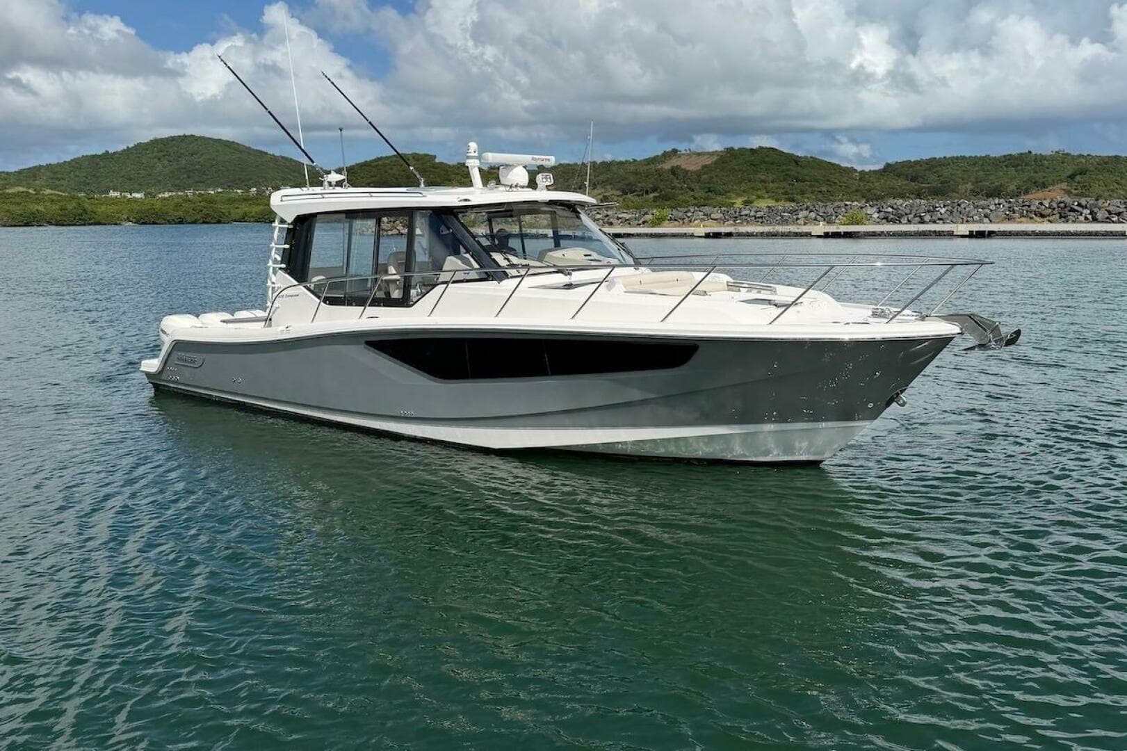 2021 Boston Whaler 405 Conquest — photo 6