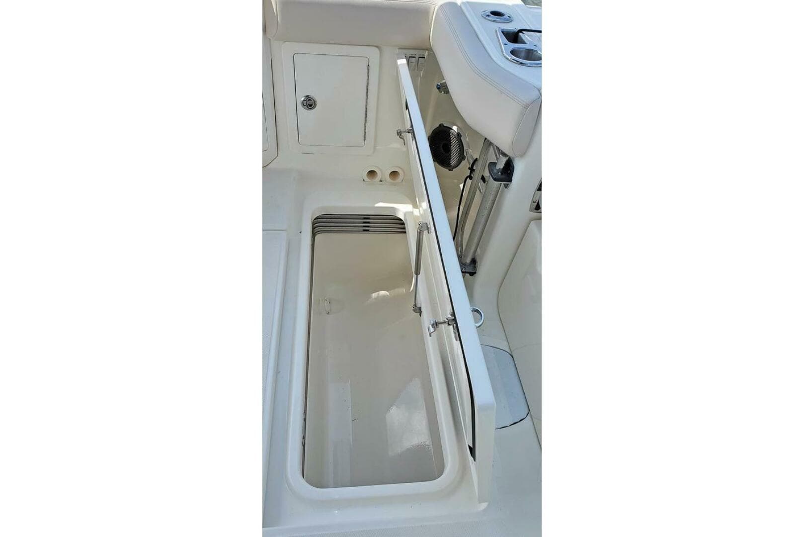 2021 Boston Whaler 405 Conquest — photo 54