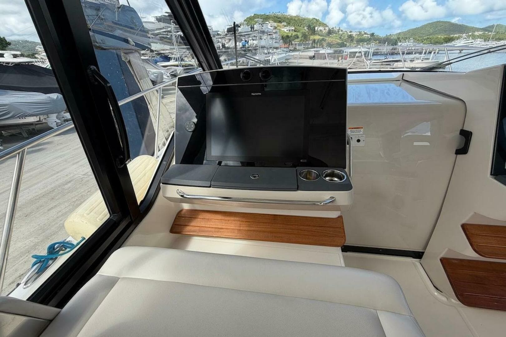2021 Boston Whaler 405 Conquest — photo 22