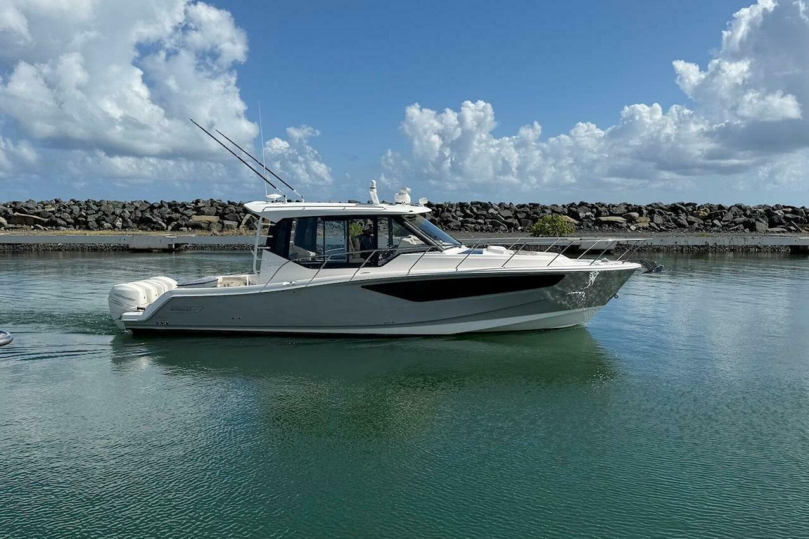 2021 Boston Whaler 405 Conquest — photo 18