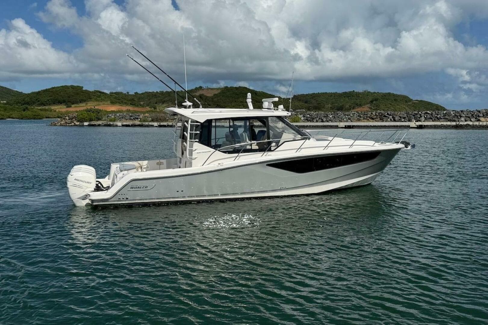 2021 Boston Whaler 405 Conquest — photo 3
